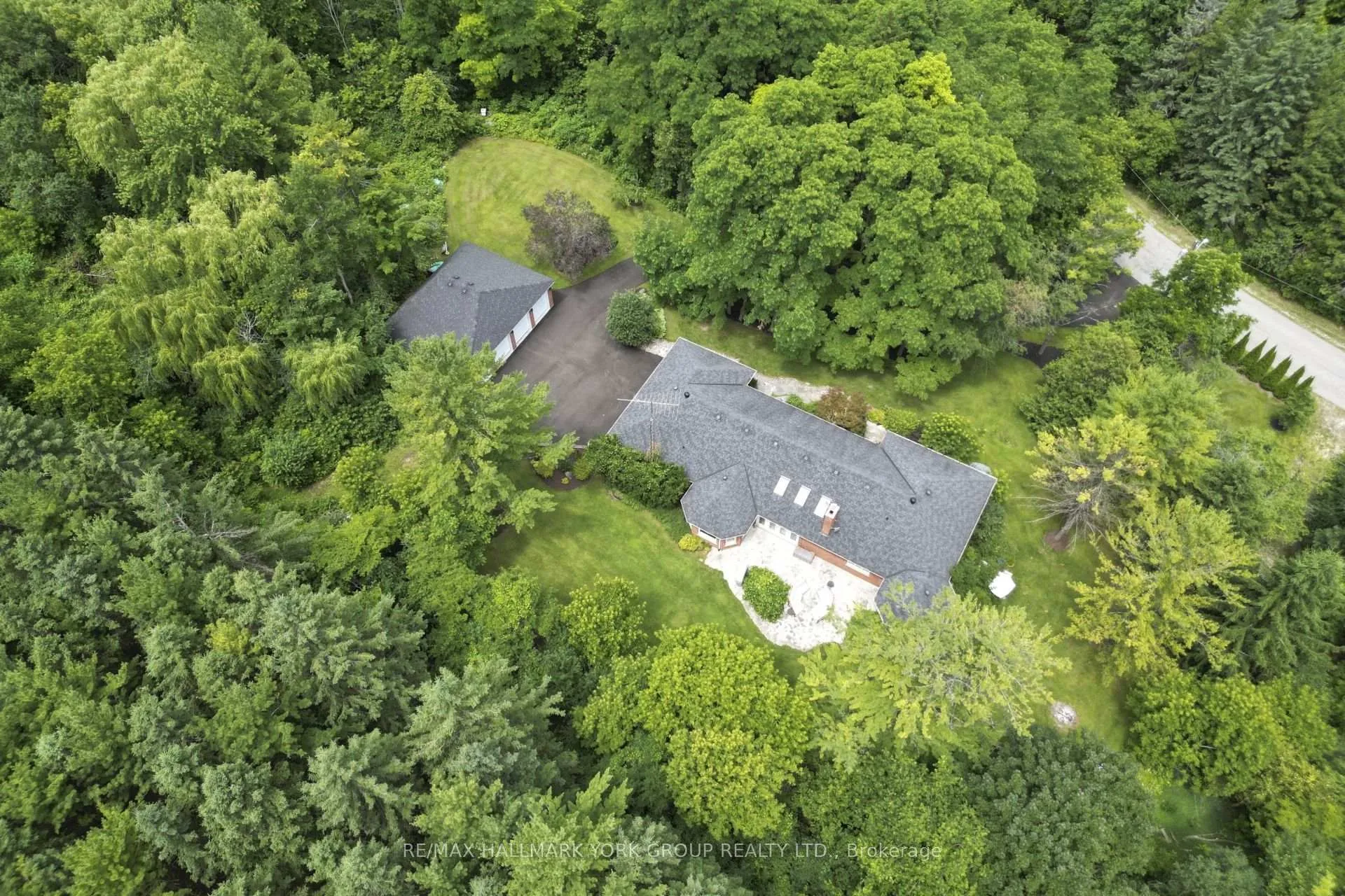 Photo 5 of 25 Westview Drive, Aurora, Rural Aurora — HOMEH