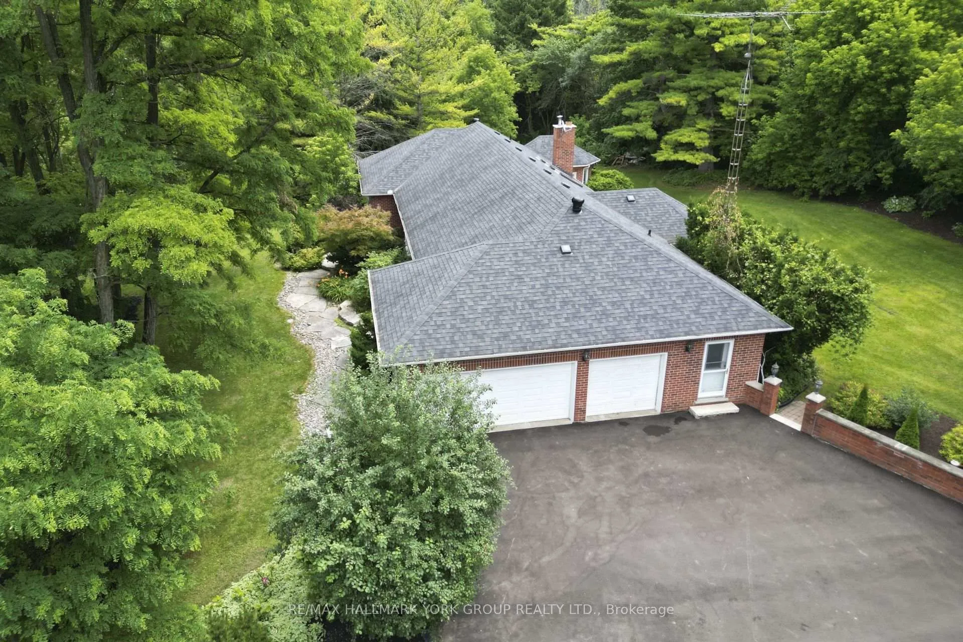 Photo 8 of 25 Westview Drive, Aurora, Rural Aurora — HOMEH