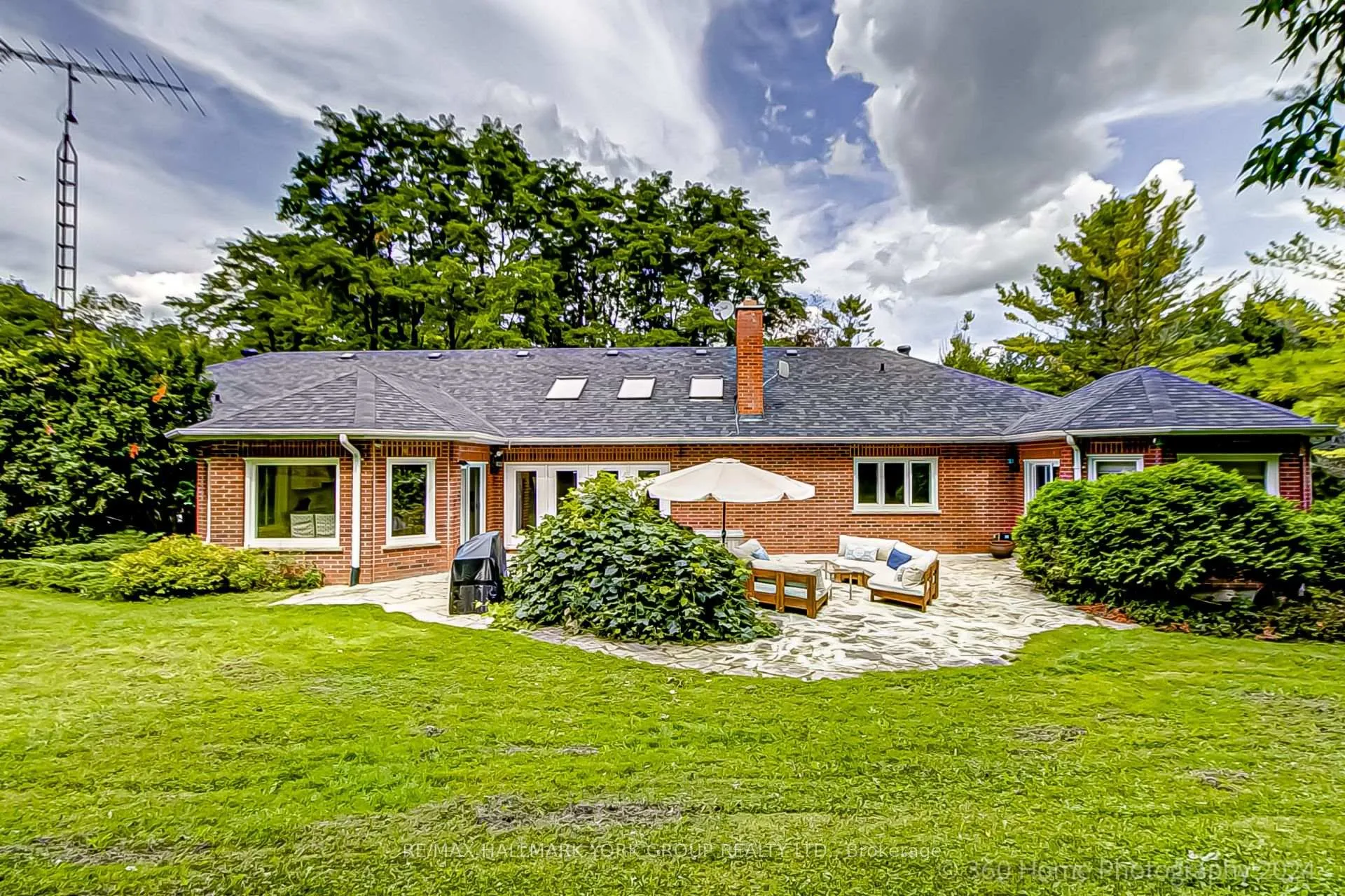 Photo 9 of 25 Westview Drive, Aurora, Rural Aurora — HOMEH