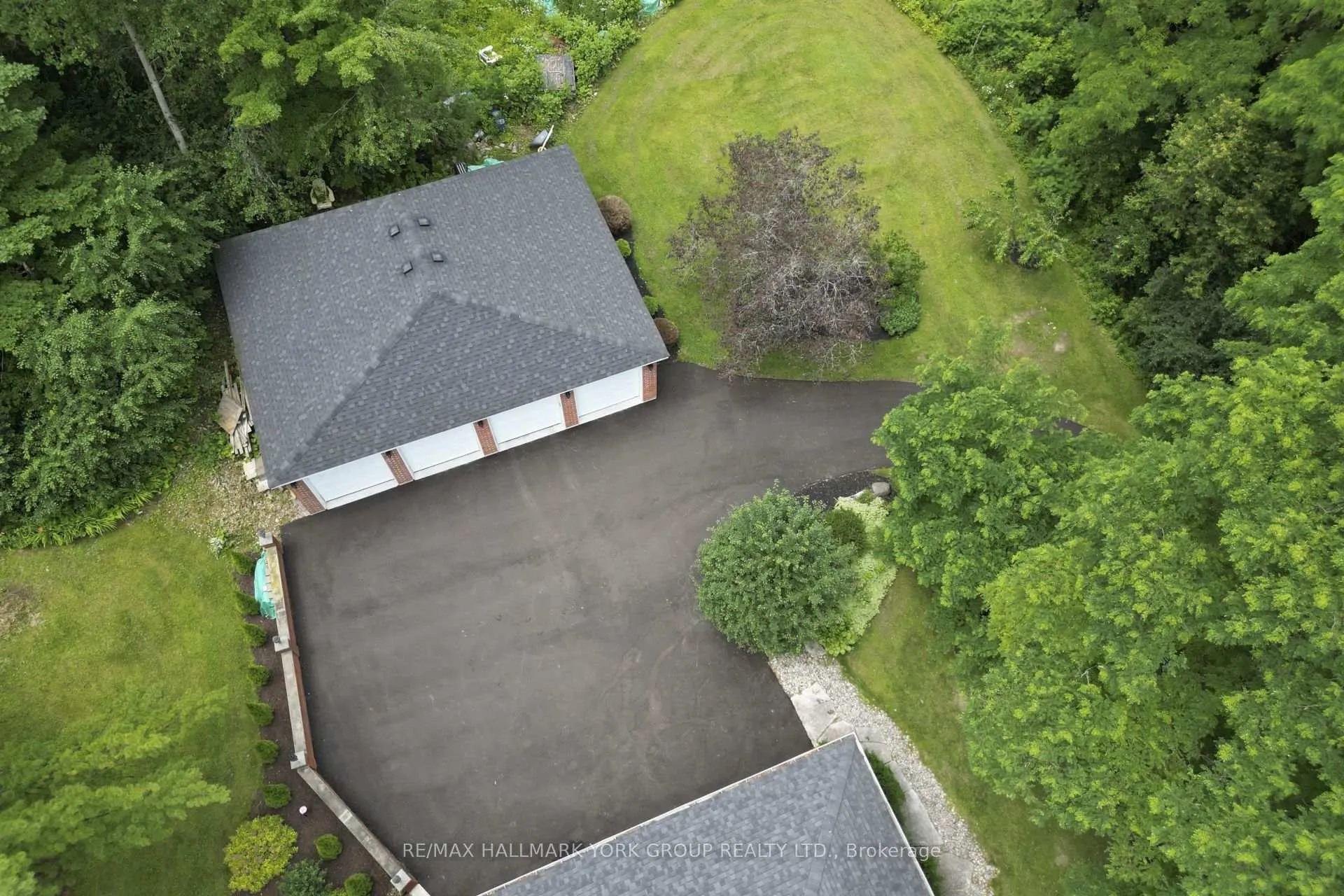 Photo 10 of 25 Westview Drive, Aurora, Rural Aurora — HOMEH
