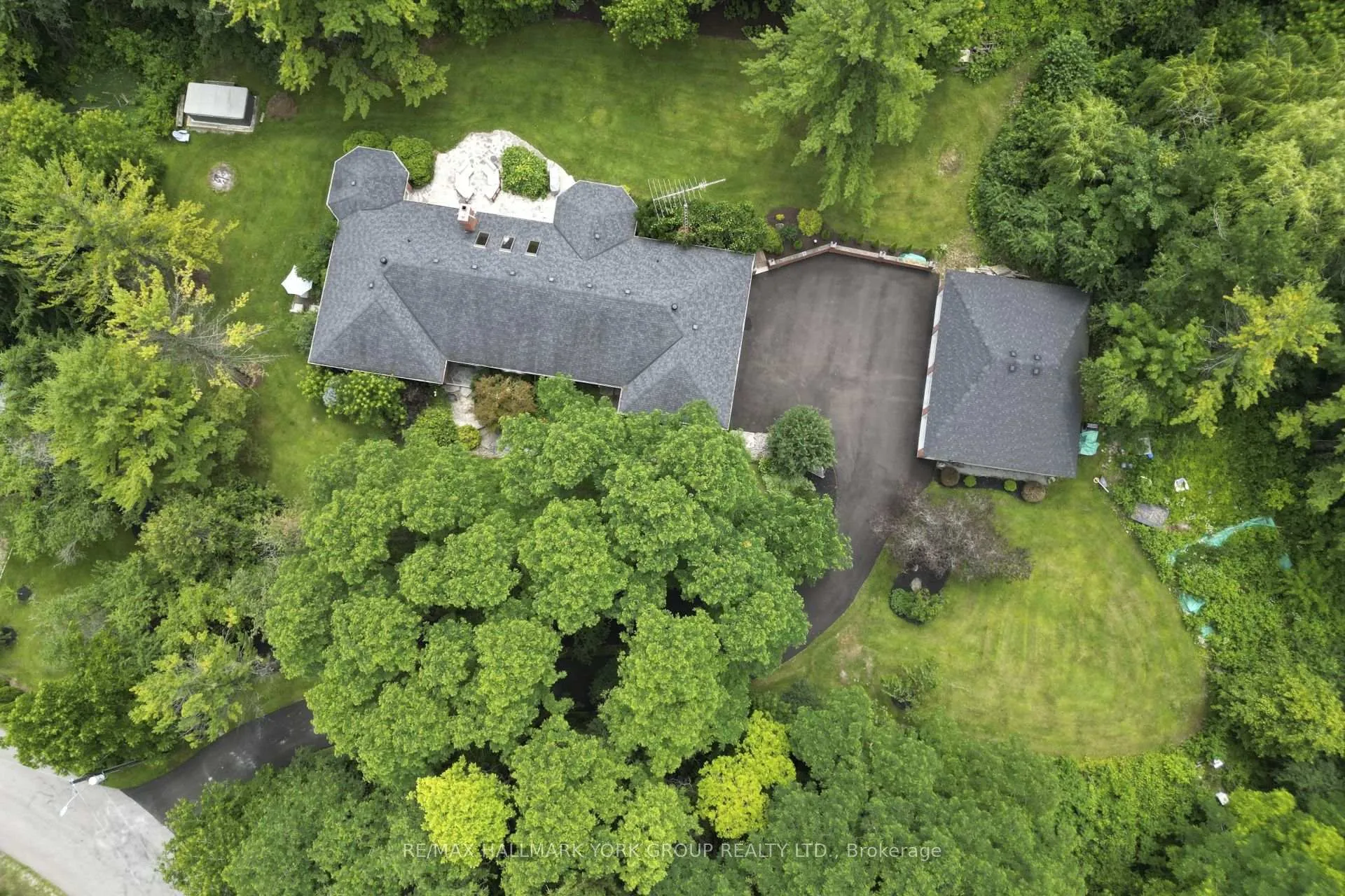 Photo 11 of 25 Westview Drive, Aurora, Rural Aurora — HOMEH