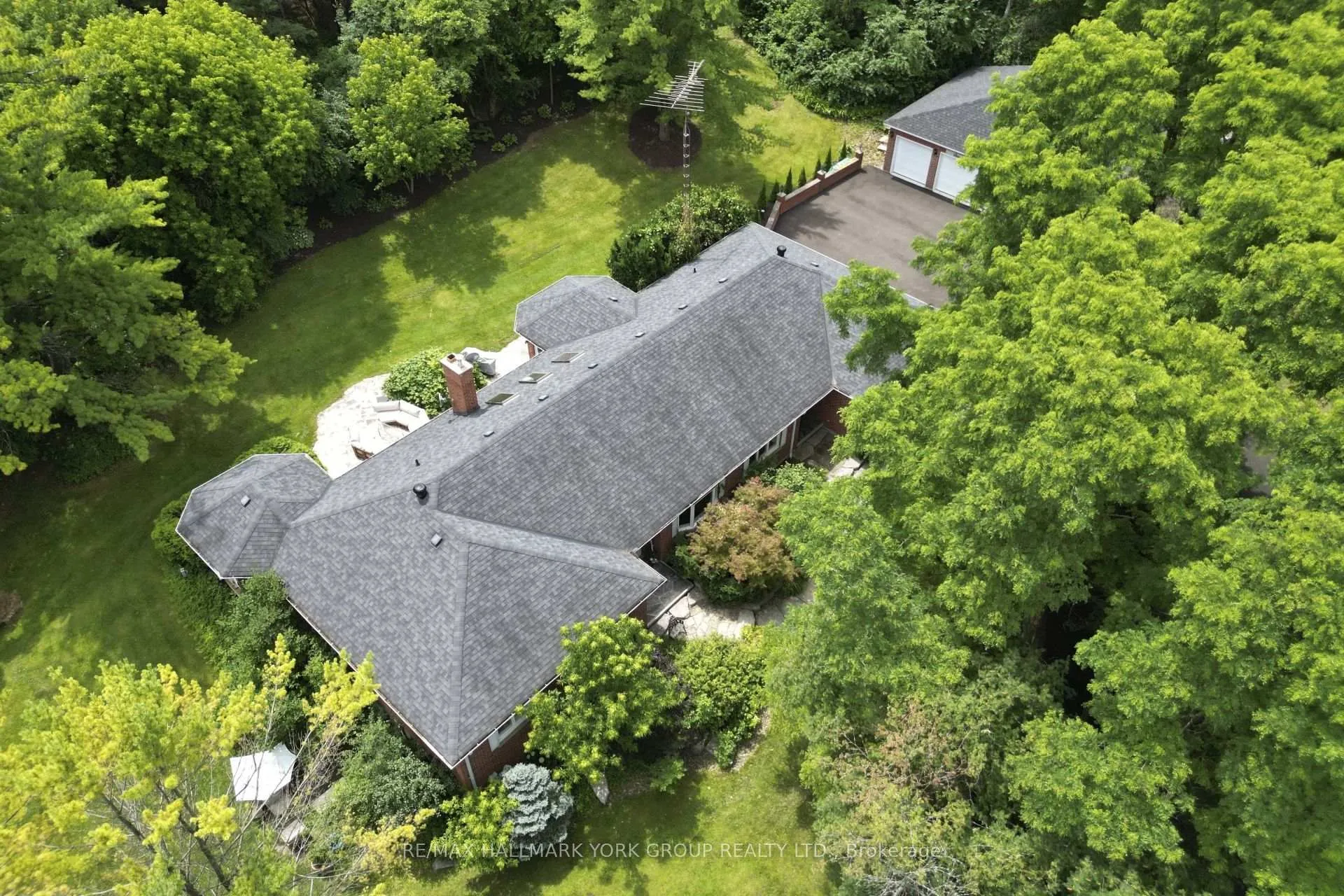 Photo 14 of 25 Westview Drive, Aurora, Rural Aurora — HOMEH