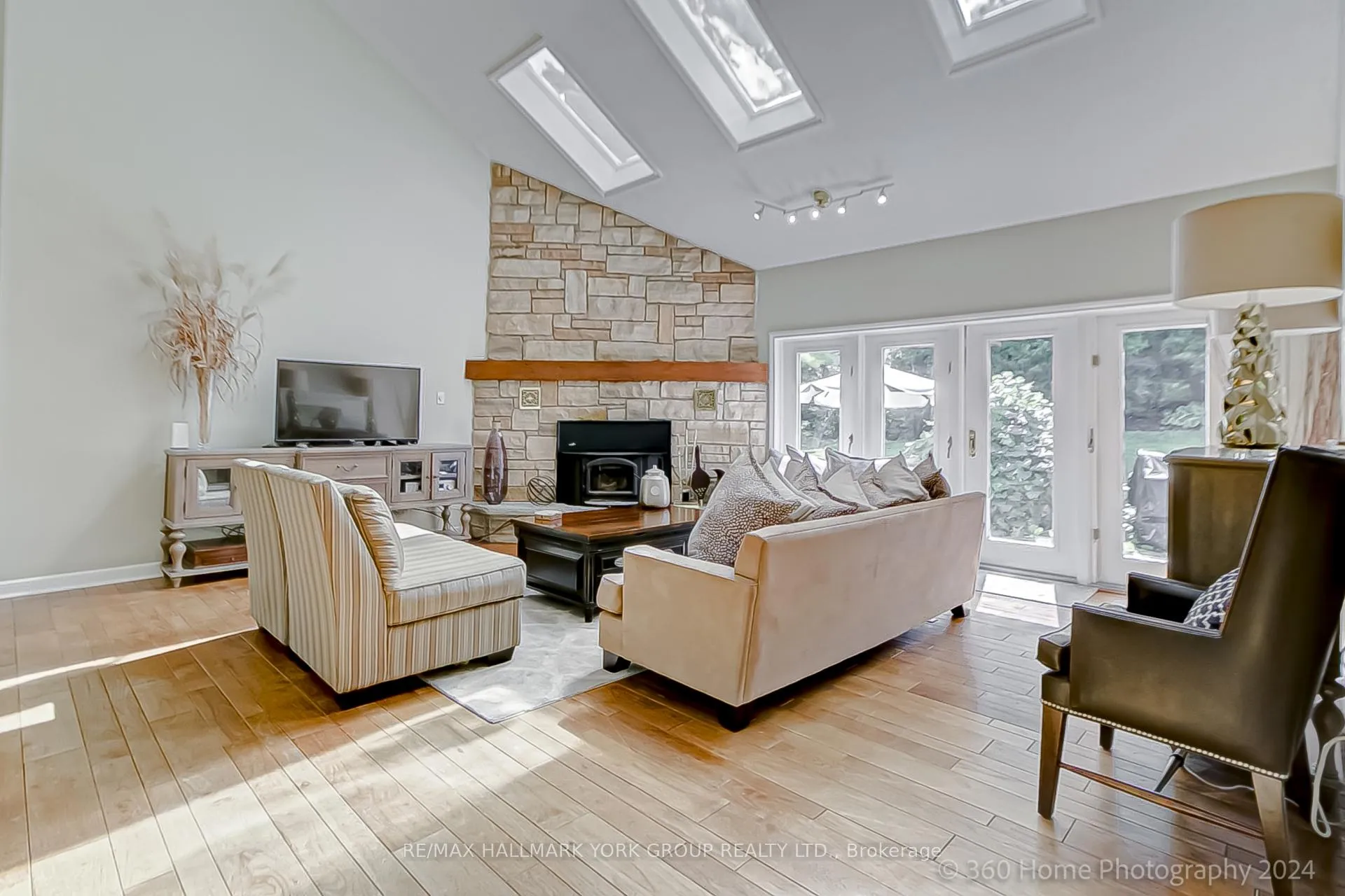 Photo 16 of 25 Westview Drive, Aurora, Rural Aurora — HOMEH