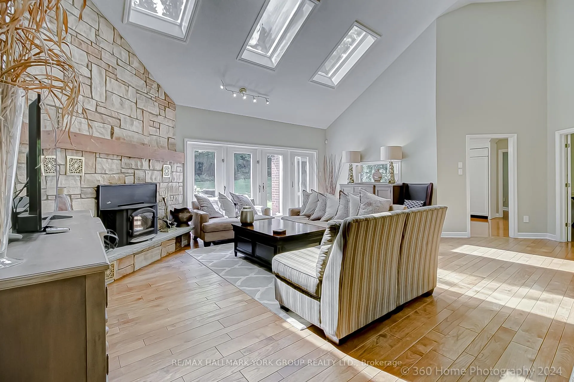 Photo 22 of 25 Westview Drive, Aurora, Rural Aurora — HOMEH