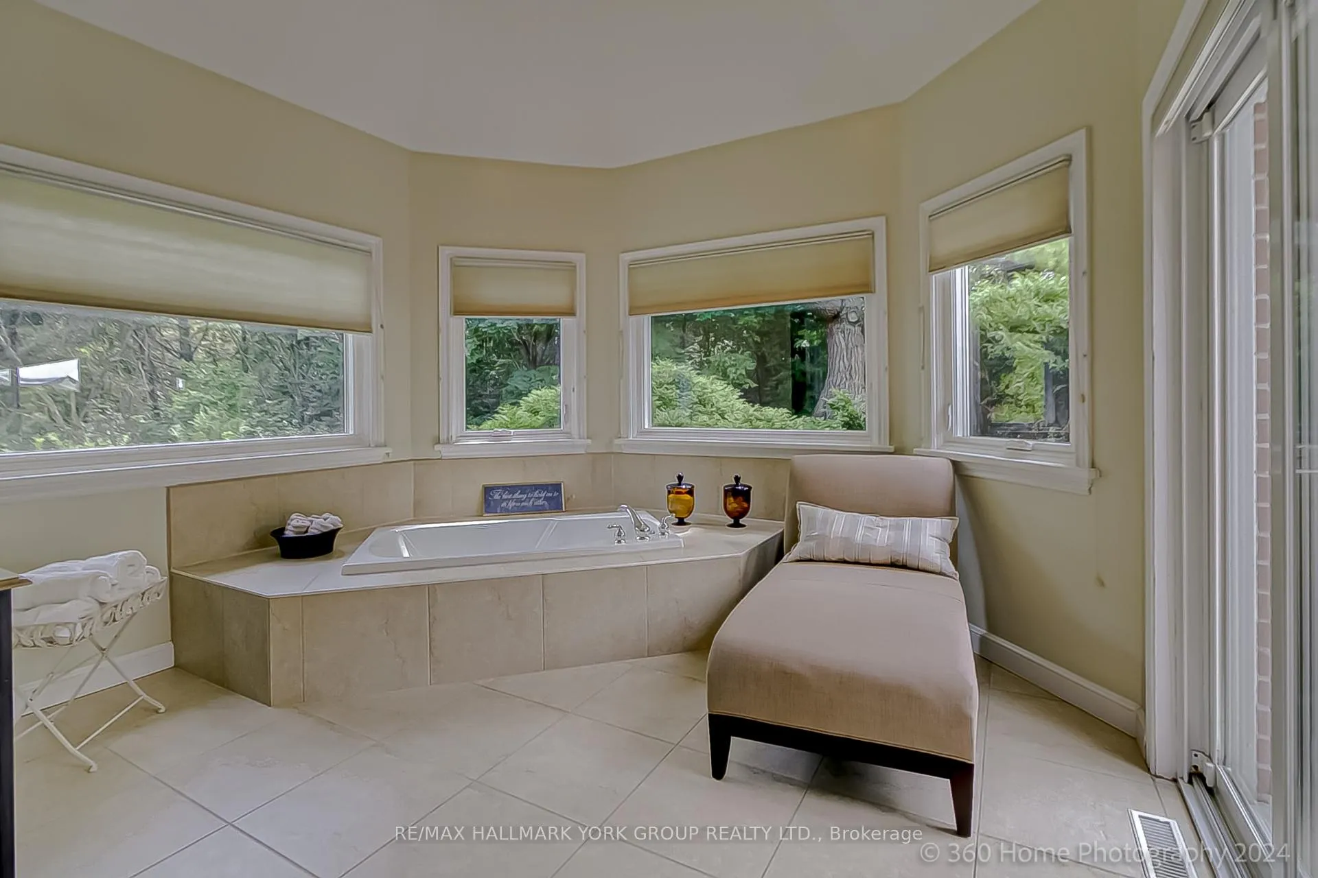Photo 26 of 25 Westview Drive, Aurora, Rural Aurora — HOMEH