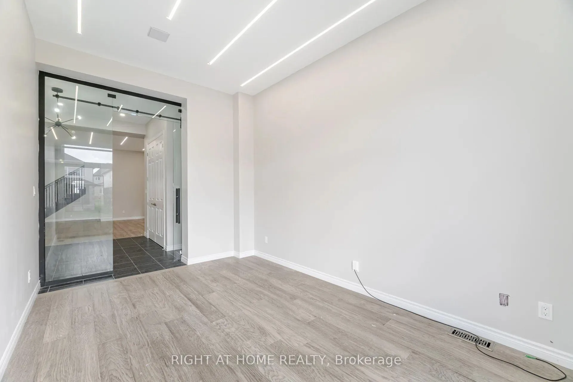 Photo 3 of 101 Sass Crescent, Brant, Paris — HOMEH
