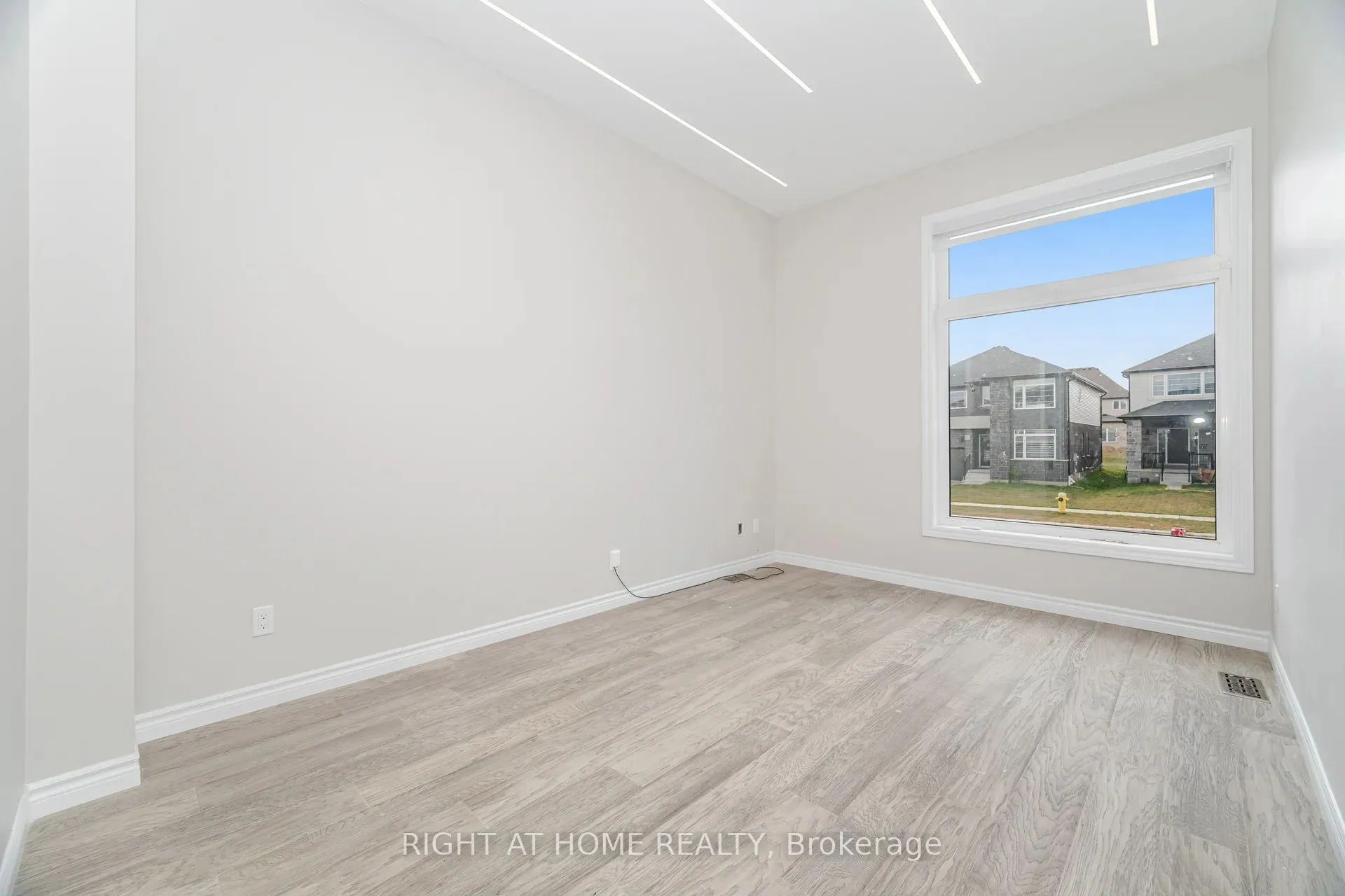 Photo 4 of 101 Sass Crescent, Brant, Paris — HOMEH