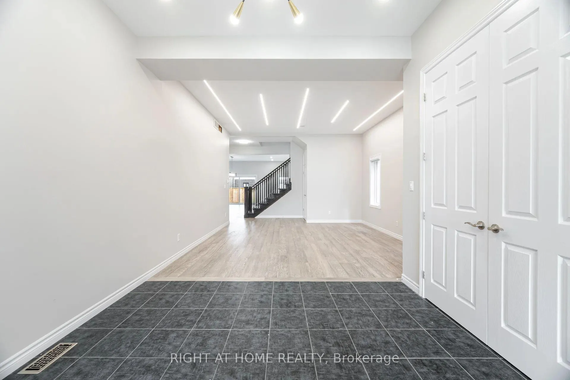 Photo 5 of 101 Sass Crescent, Brant, Paris — HOMEH
