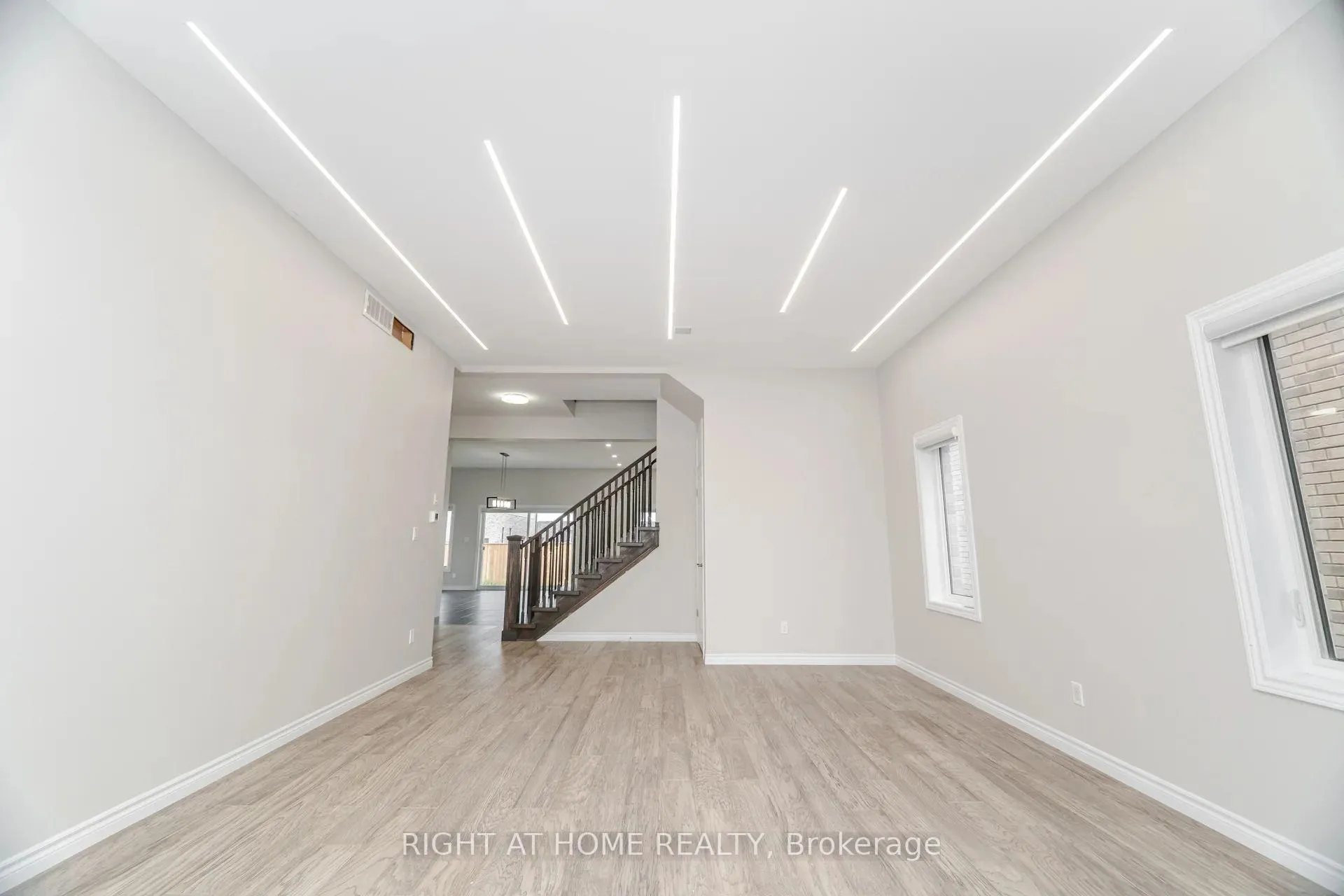 Photo 8 of 101 Sass Crescent, Brant, Paris — HOMEH