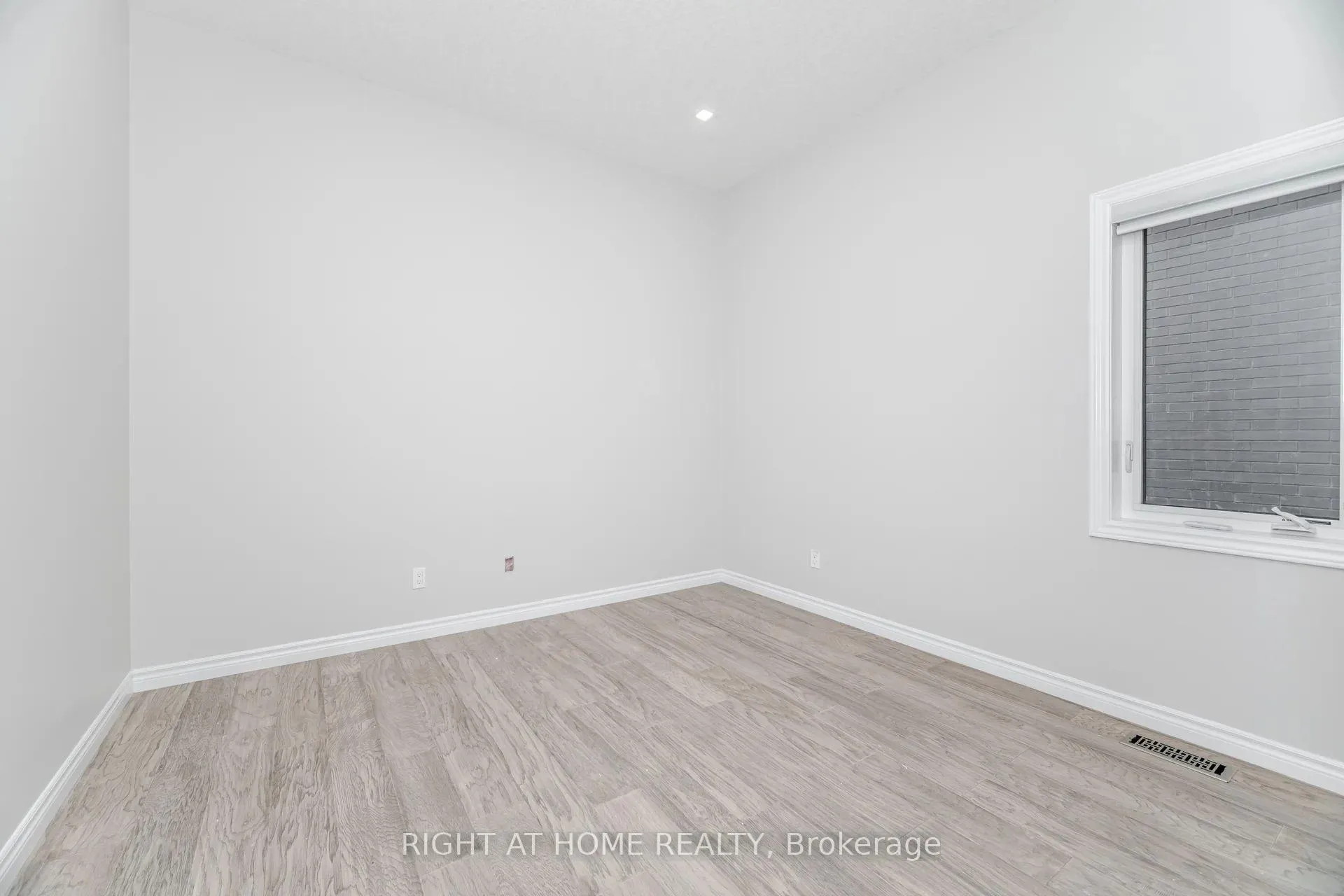 Photo 17 of 101 Sass Crescent, Brant, Paris — HOMEH