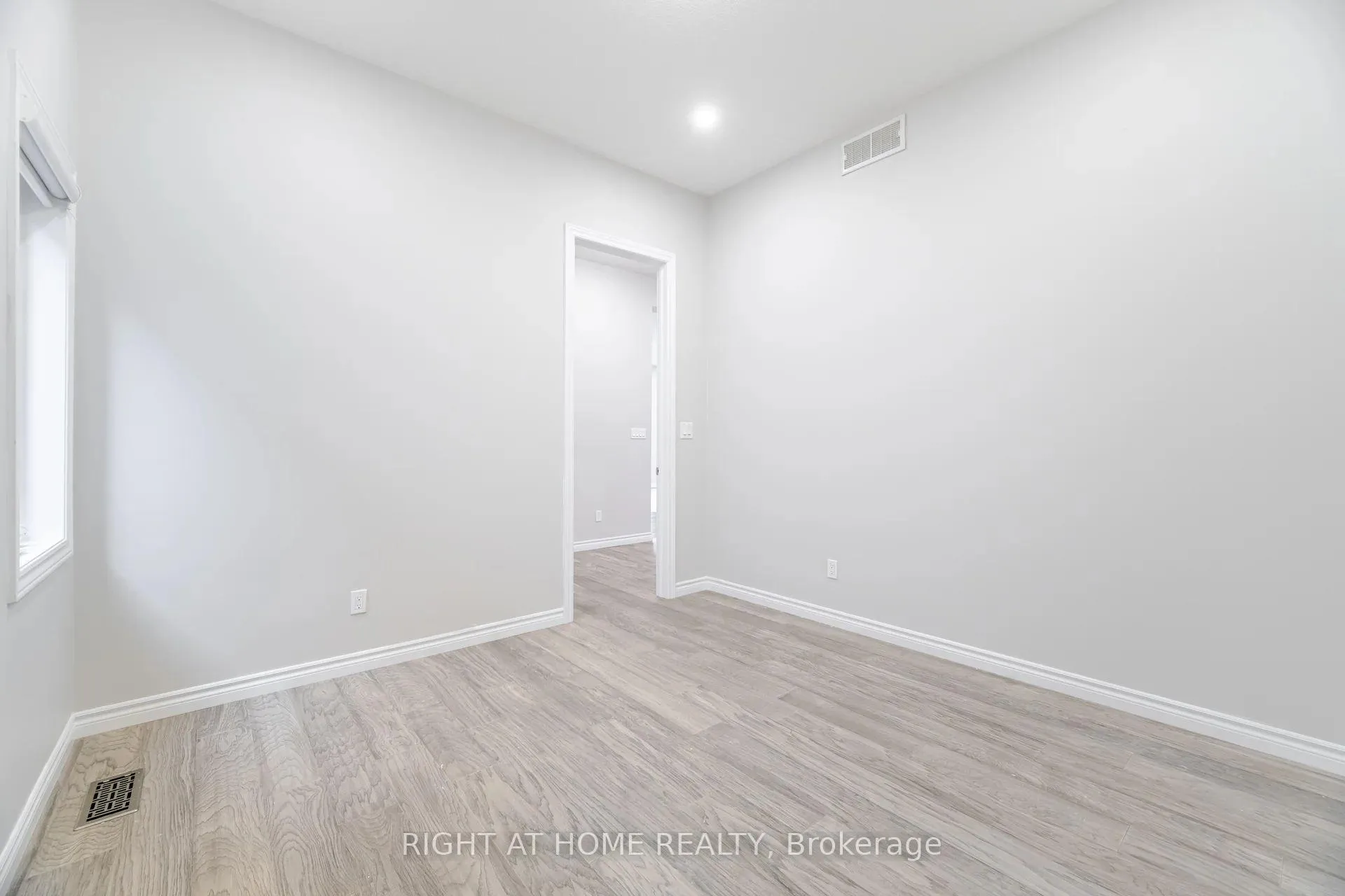 Photo 18 of 101 Sass Crescent, Brant, Paris — HOMEH