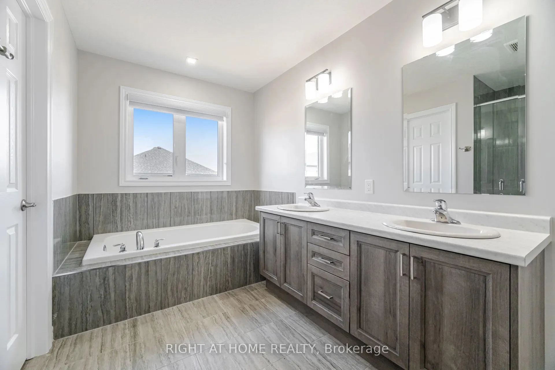 Photo 28 of 101 Sass Crescent, Brant, Paris — HOMEH