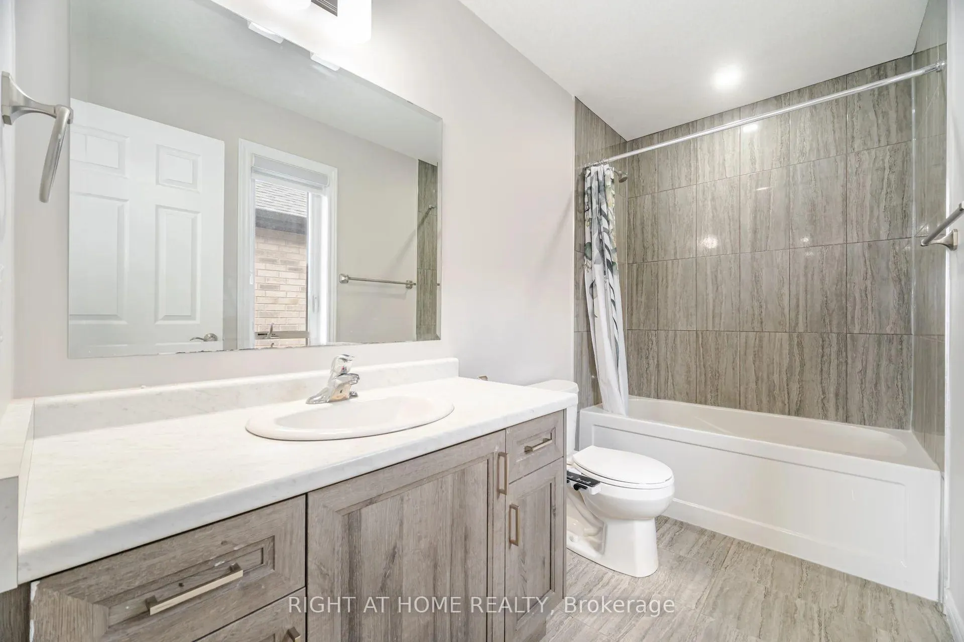 Photo 37 of 101 Sass Crescent, Brant, Paris — HOMEH
