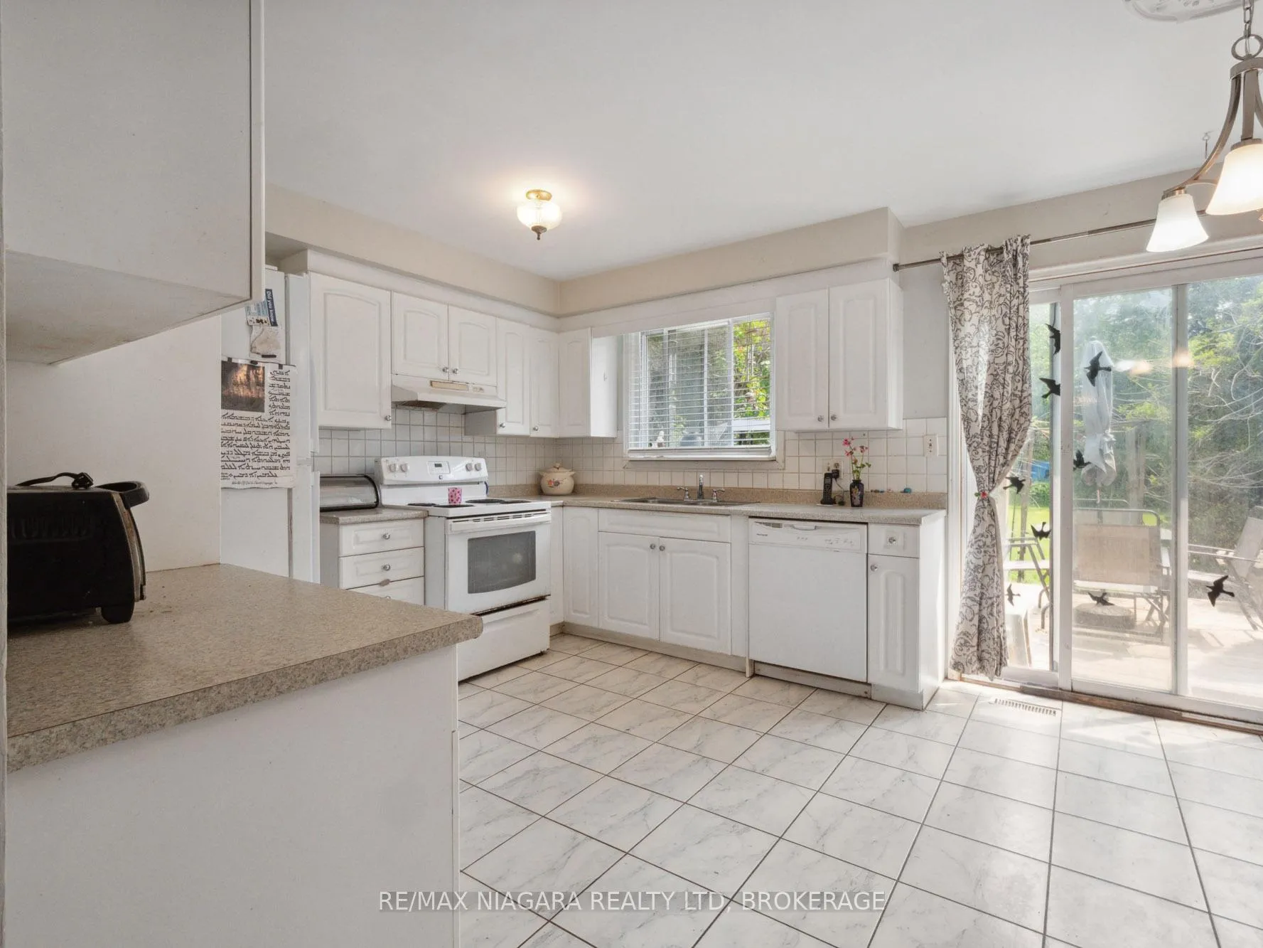 Photo 12 of 10 Beverly Glen Drive, Hamilton, Orkney — HOMEH