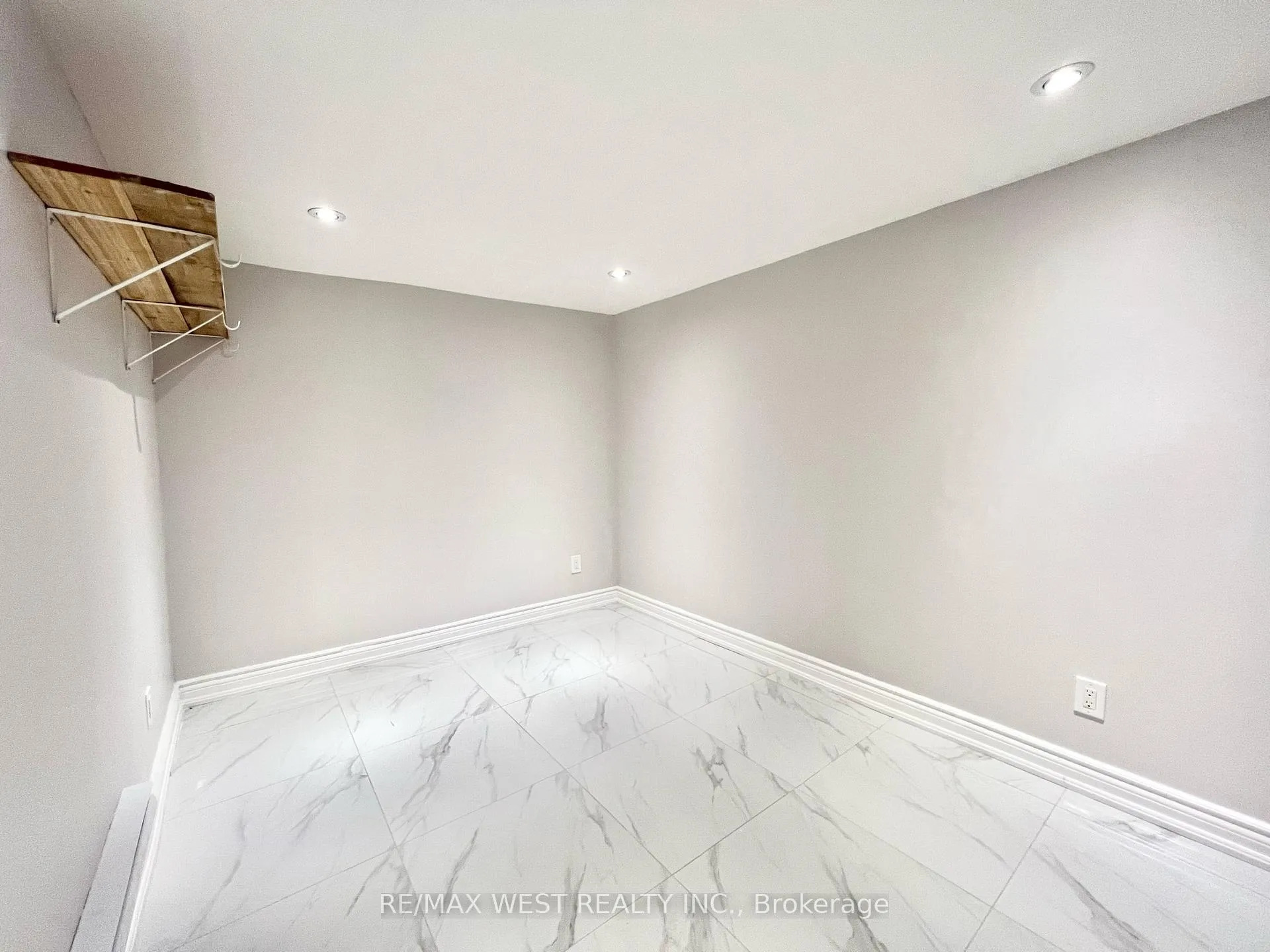 Photo 12 of Unit Lower, 1954 Danforth Avenue, Toronto, East End-Danforth — HOMEH