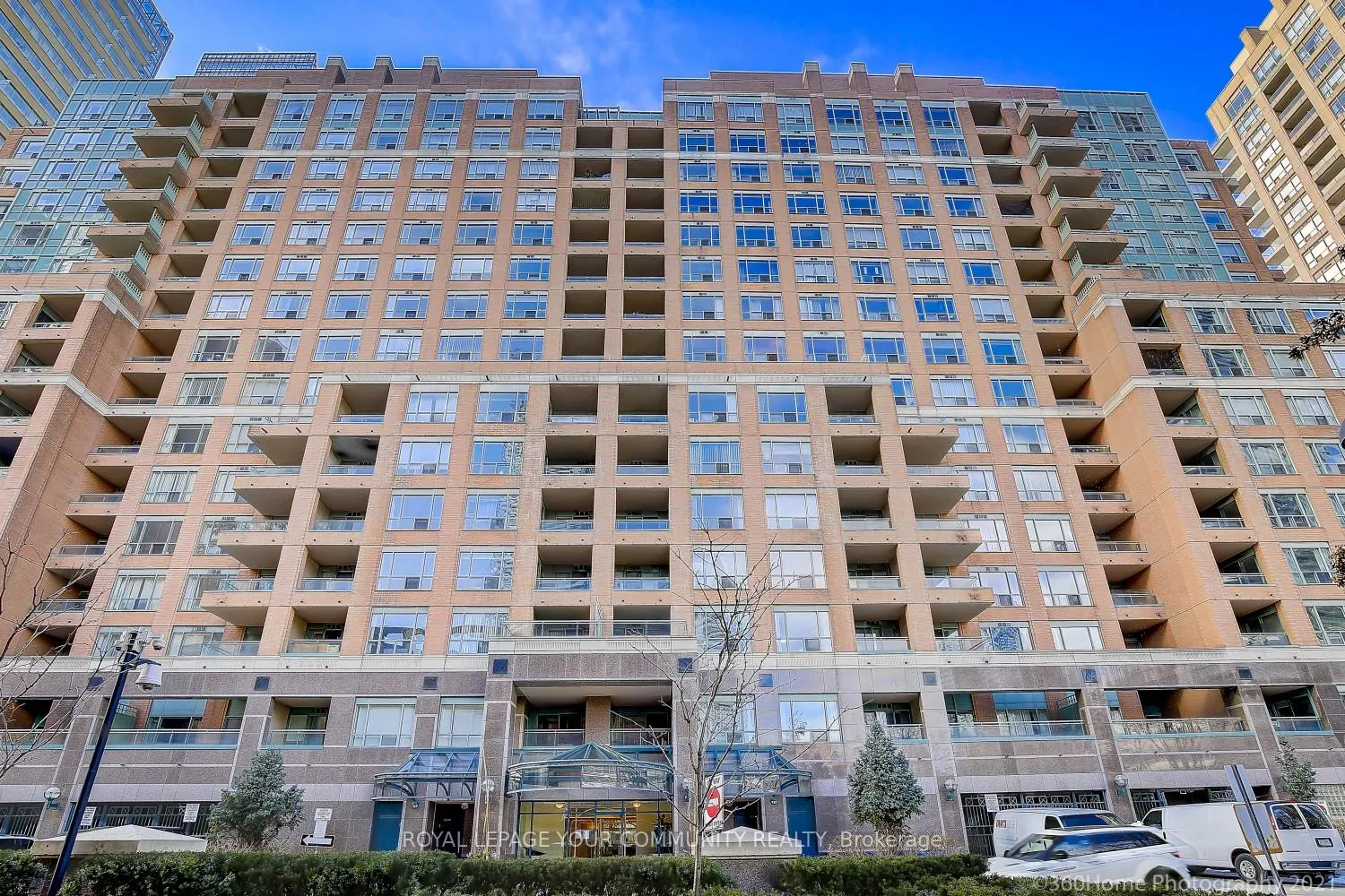Front of Unit 512, 889 Bay Street