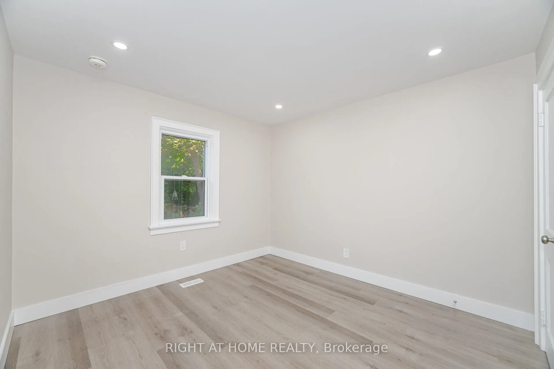 Photo 24 of 152 Weber Street E, Kitchener — HOMEH