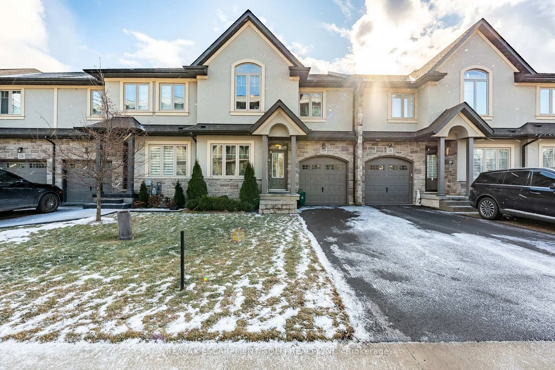 Front of 124 Shoreview Place