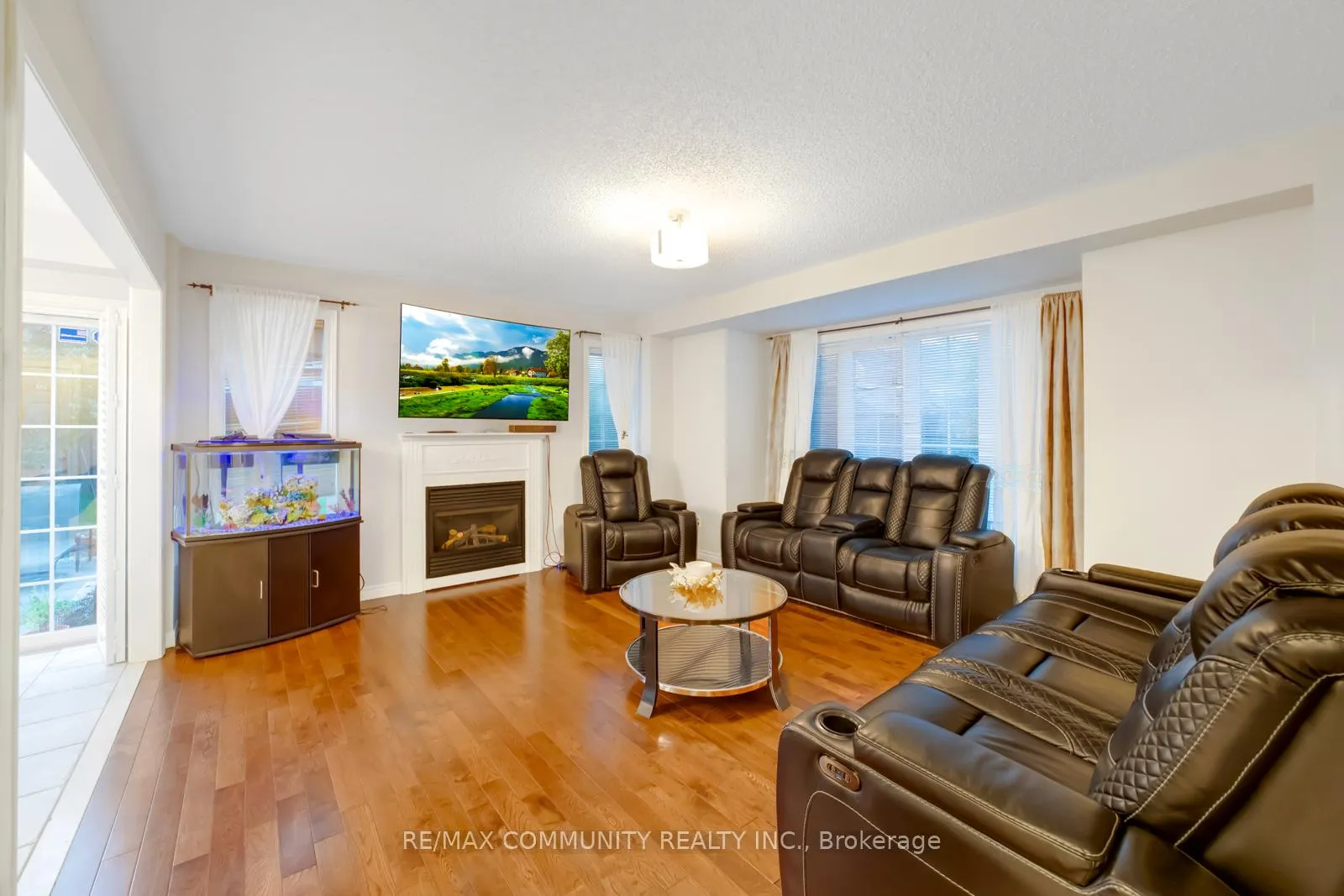Photo 6 of 10 Shuttleworth Drive, Clarington, Courtice — HOMEH