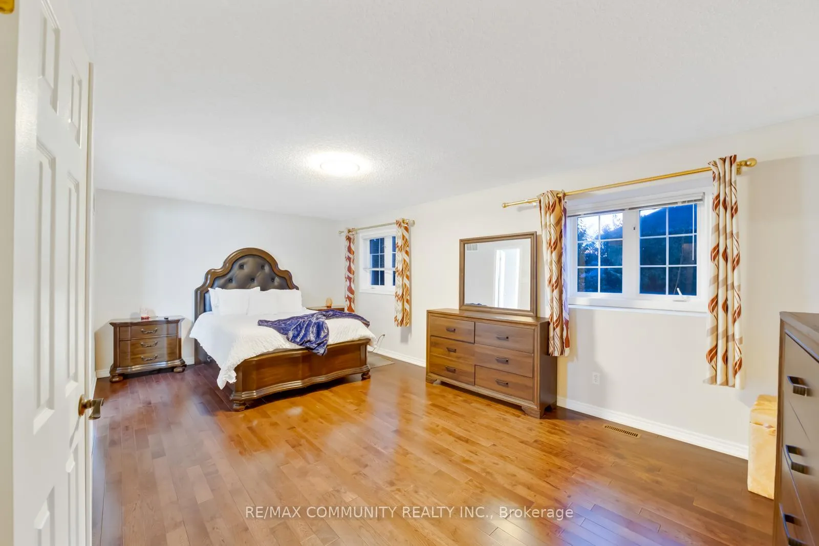 Photo 14 of 10 Shuttleworth Drive, Clarington, Courtice — HOMEH