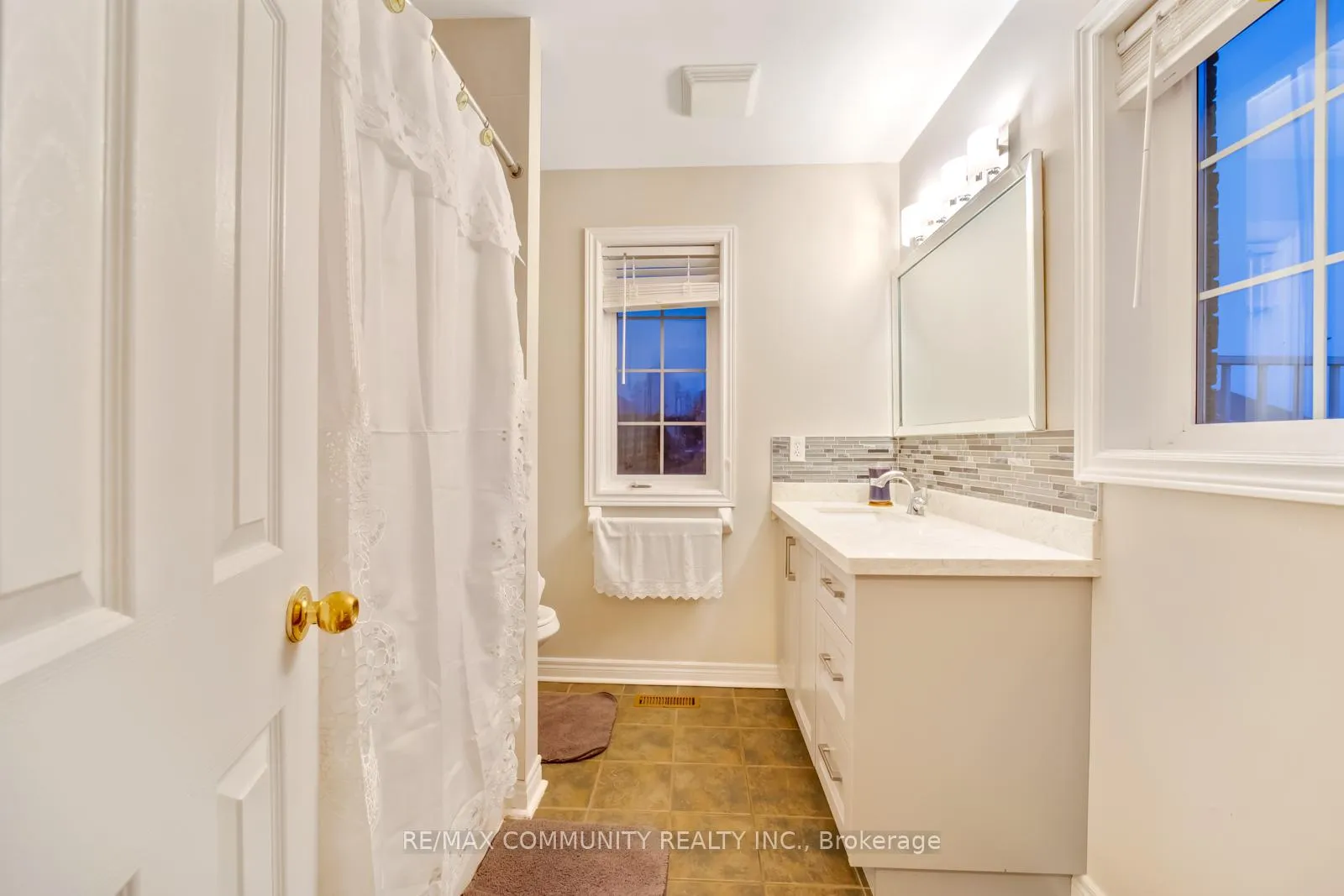 Photo 23 of 10 Shuttleworth Drive, Clarington, Courtice — HOMEH