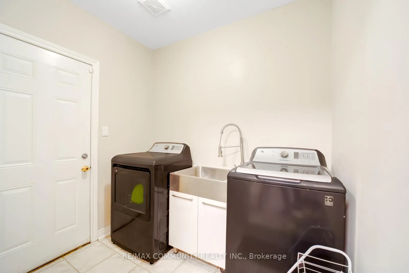 Photo 30 of 10 Shuttleworth Drive, Clarington, Courtice — HOMEH