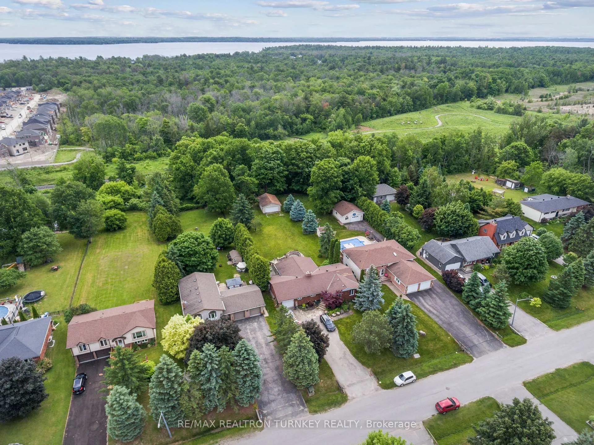 Photo 2 of 823 Church Drive, Innisfil, Lefroy — HOMEH