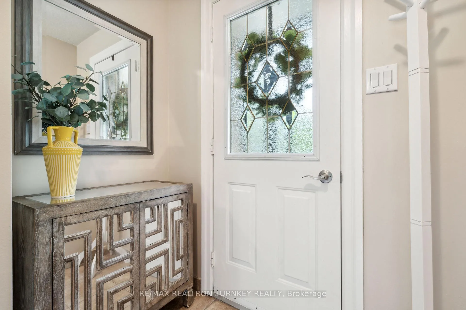 Photo 5 of 823 Church Drive, Innisfil, Lefroy — HOMEH