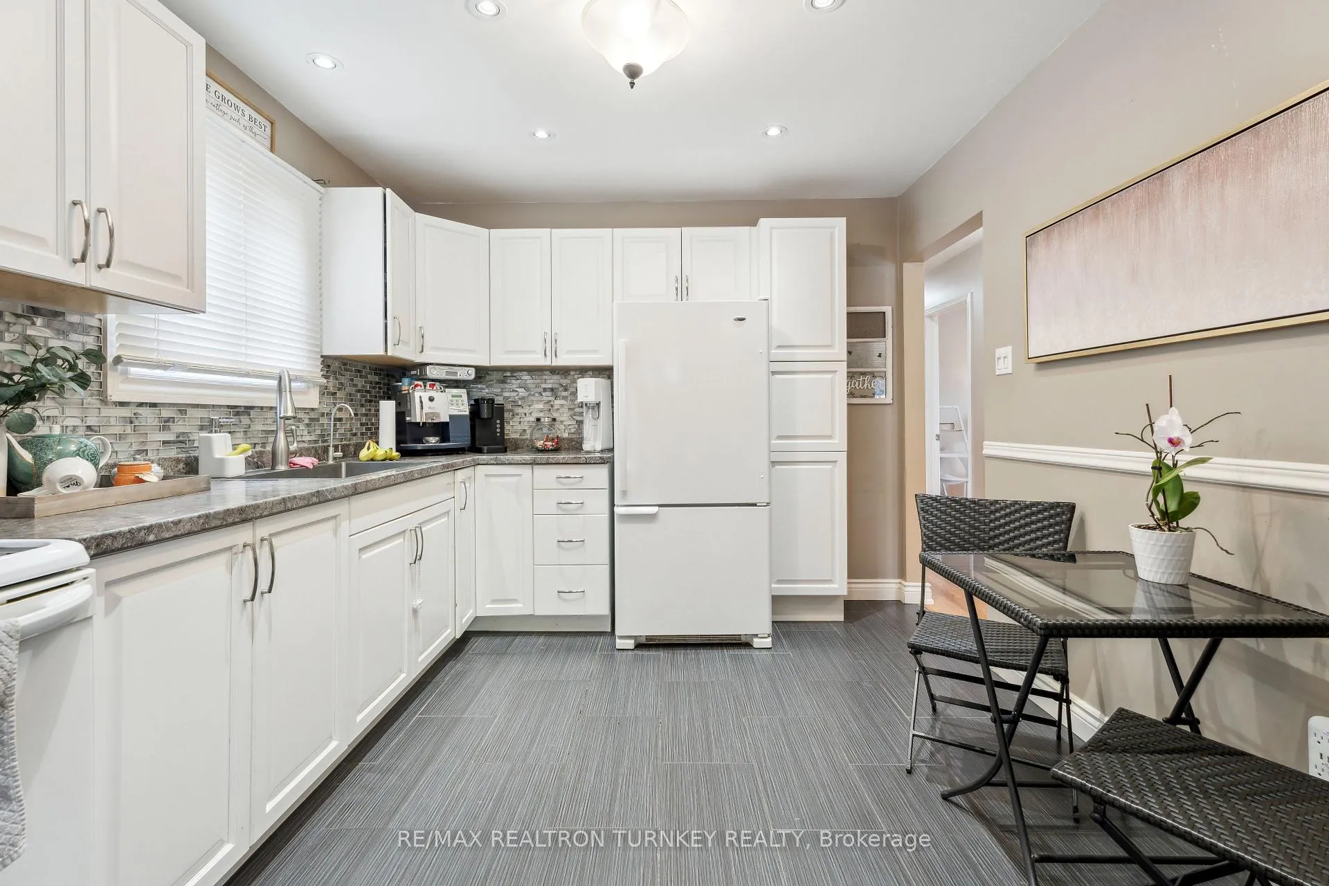 Photo 12 of 823 Church Drive, Innisfil, Lefroy — HOMEH