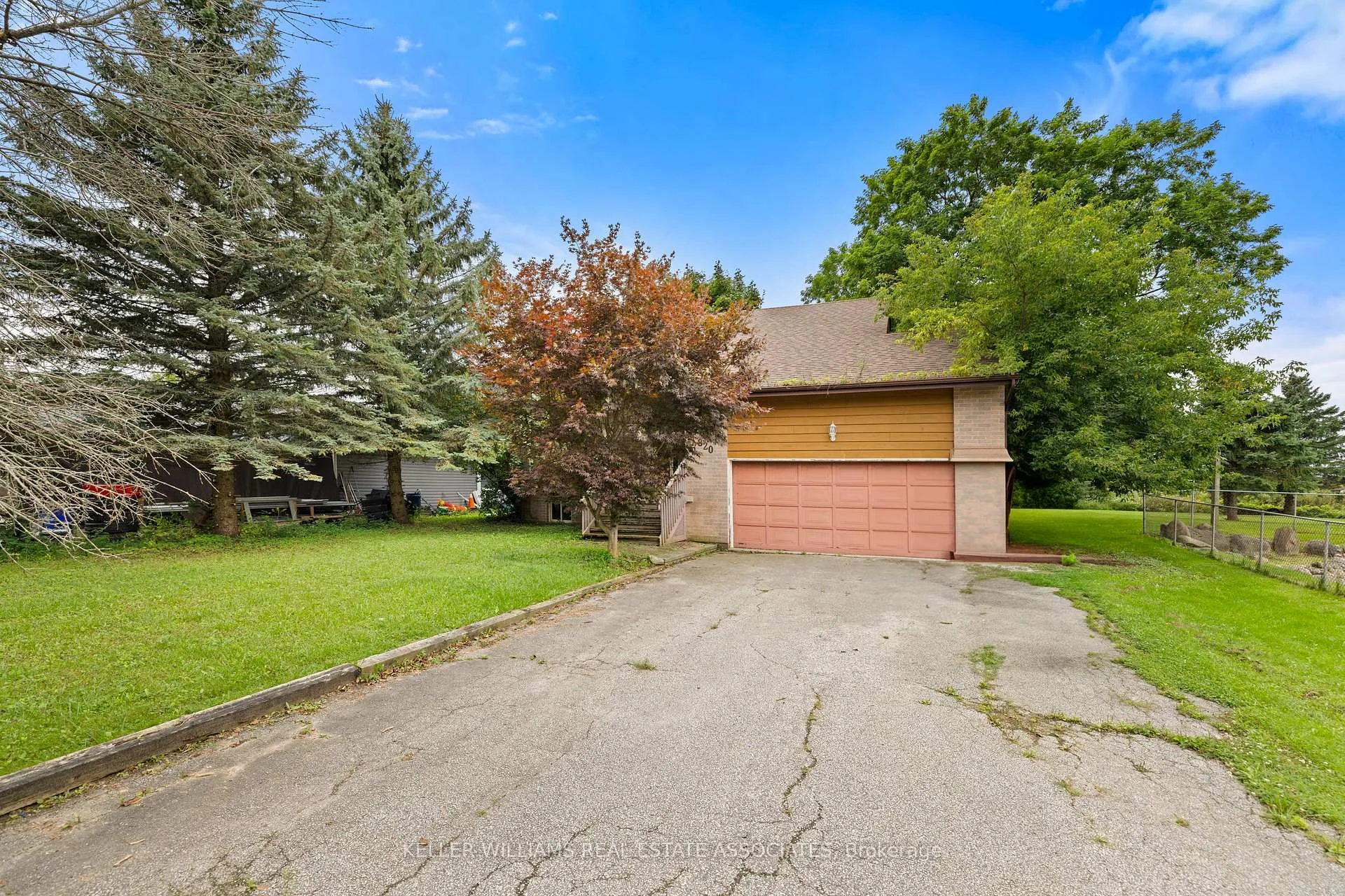 Photo 2 of 820 Church Dr S, Innisfil, Lefroy — HOMEH