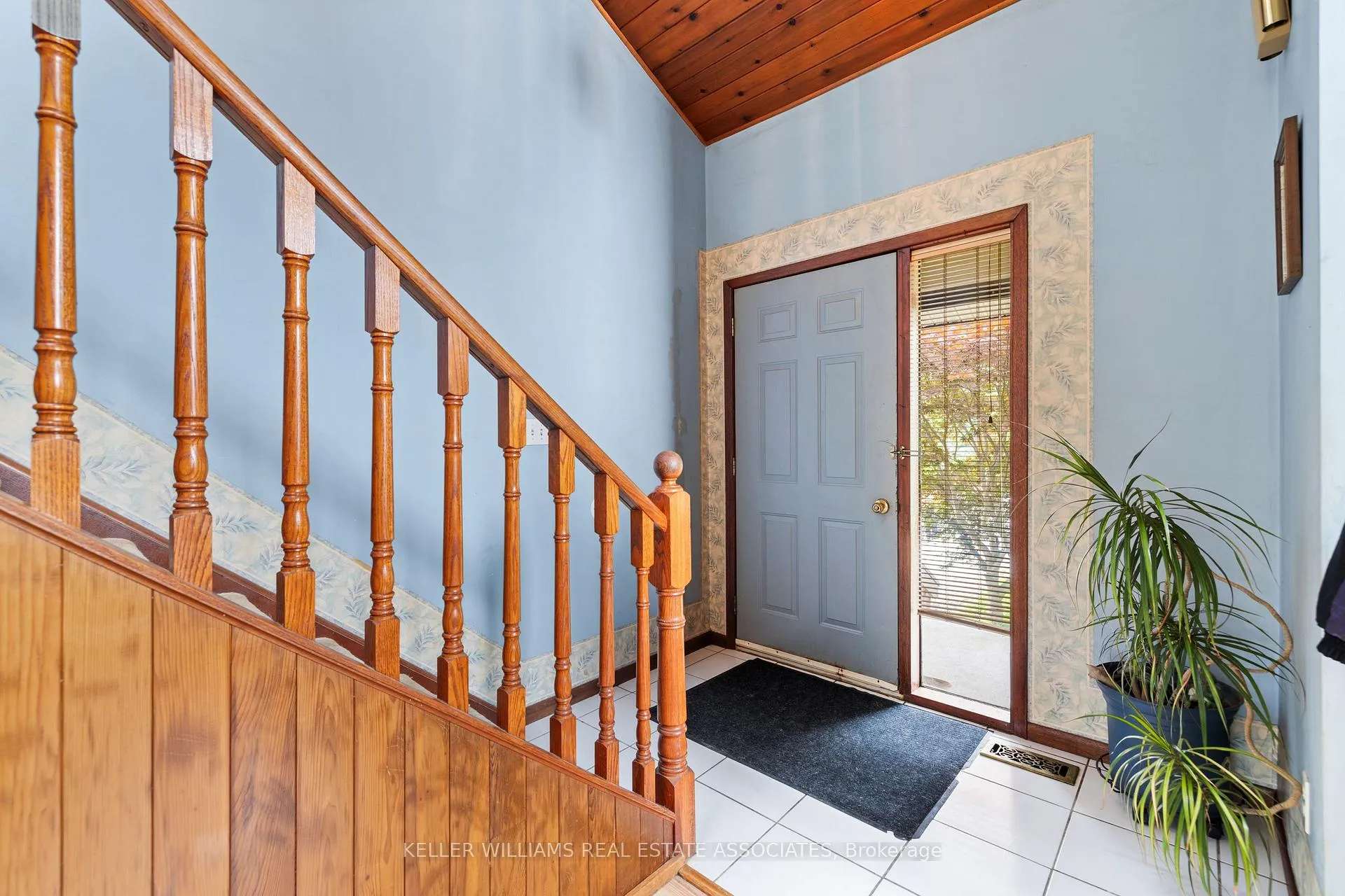 Photo 4 of 820 Church Dr S, Innisfil, Lefroy — HOMEH