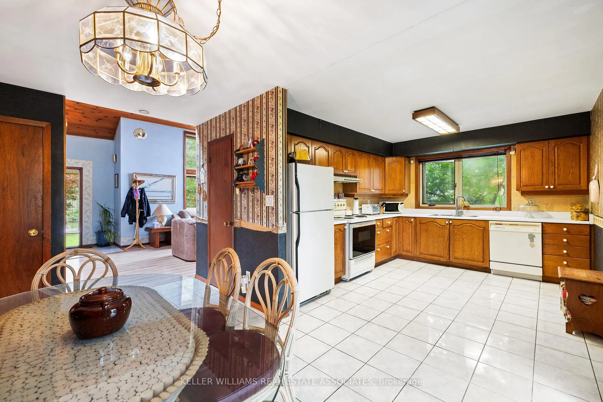 Photo 11 of 820 Church Dr S, Innisfil, Lefroy — HOMEH