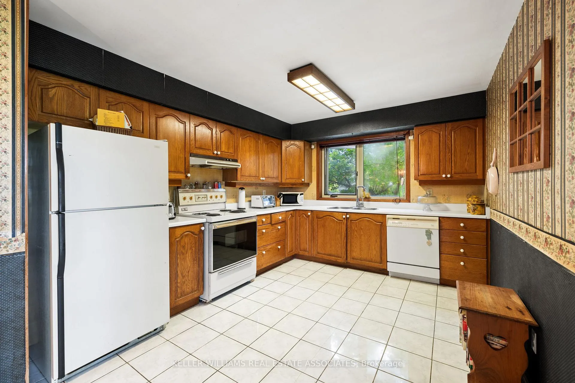 Photo 12 of 820 Church Dr S, Innisfil, Lefroy — HOMEH