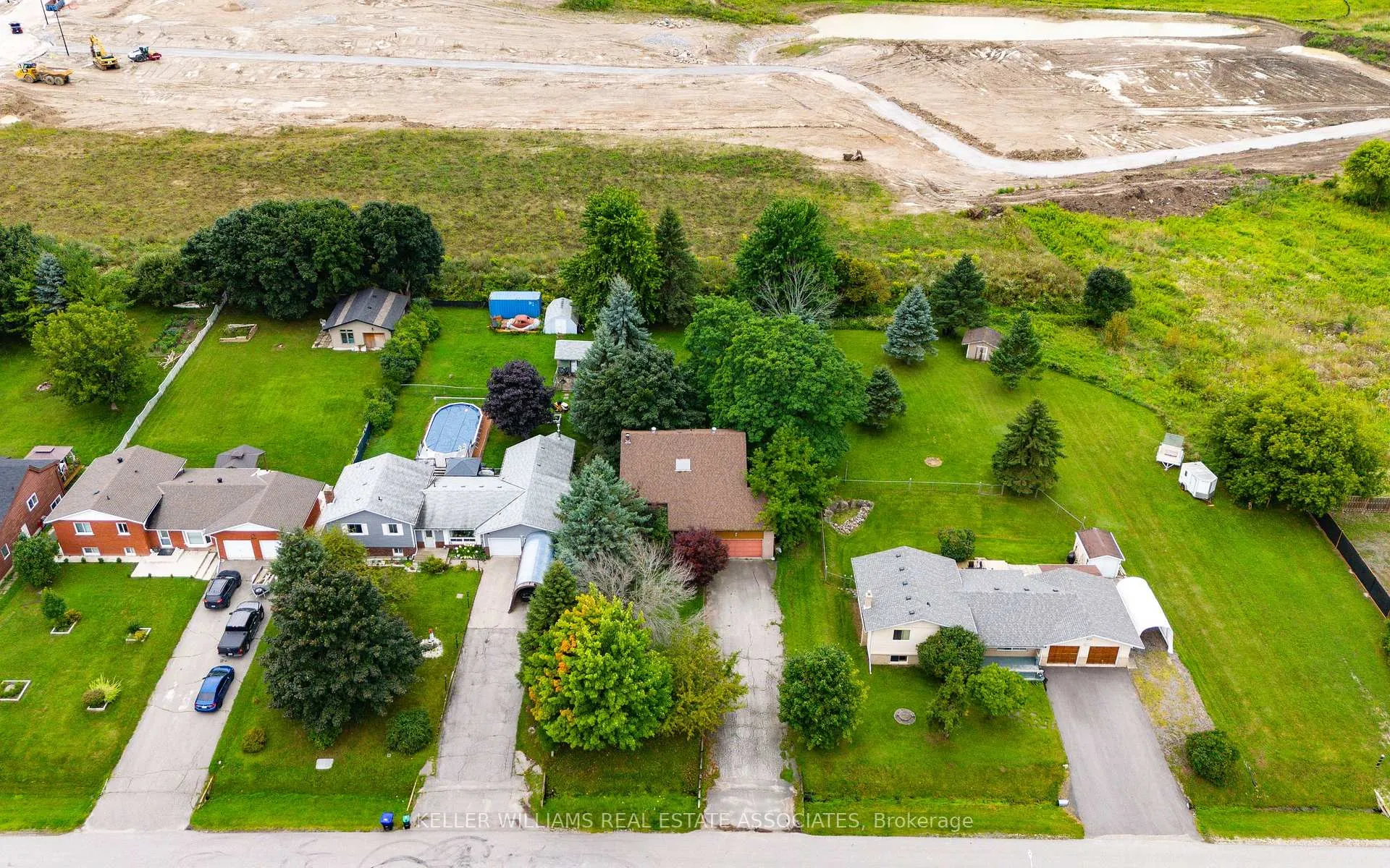 Photo 29 of 820 Church Dr S, Innisfil, Lefroy — HOMEH
