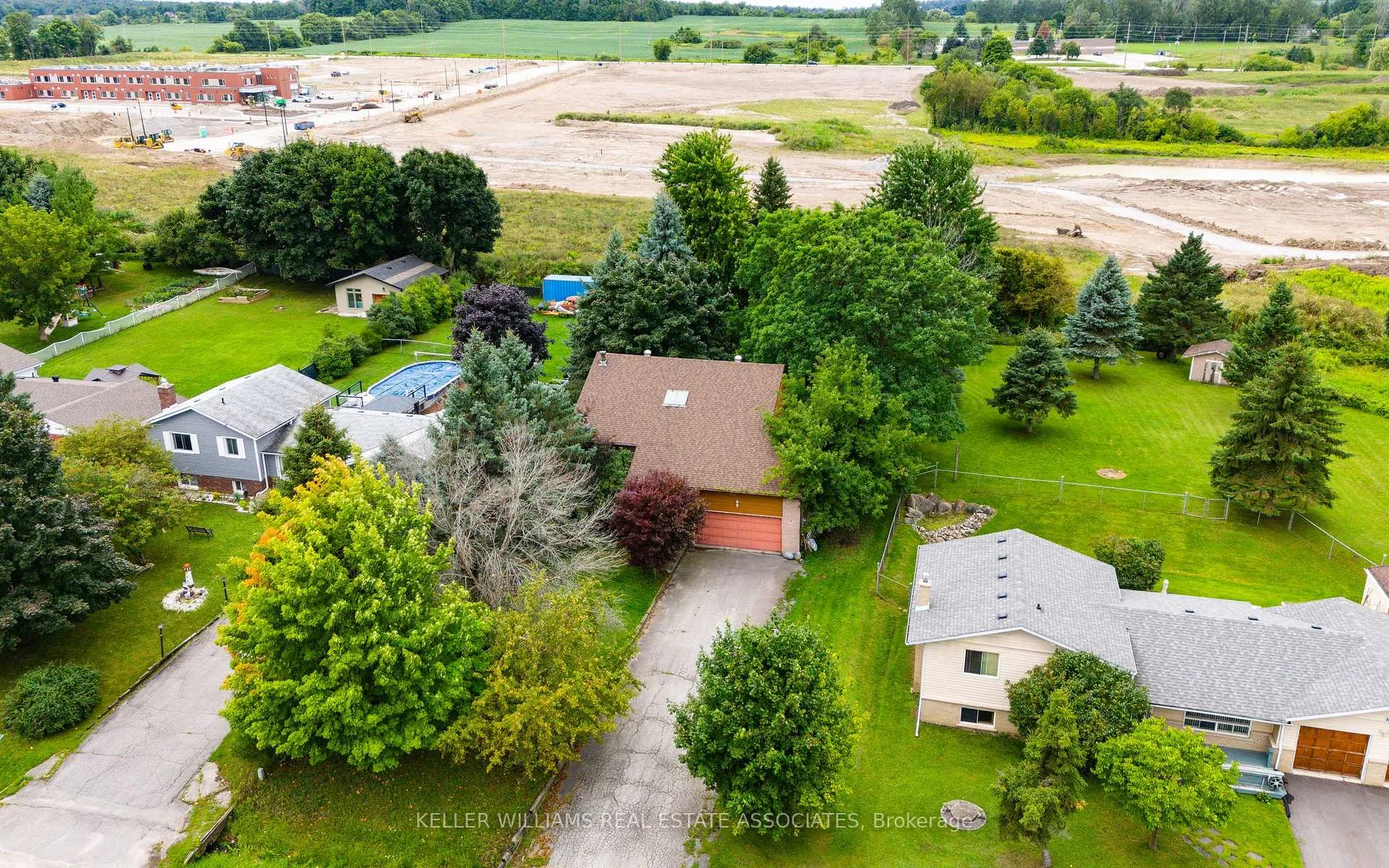 Photo 31 of 820 Church Dr S, Innisfil, Lefroy — HOMEH