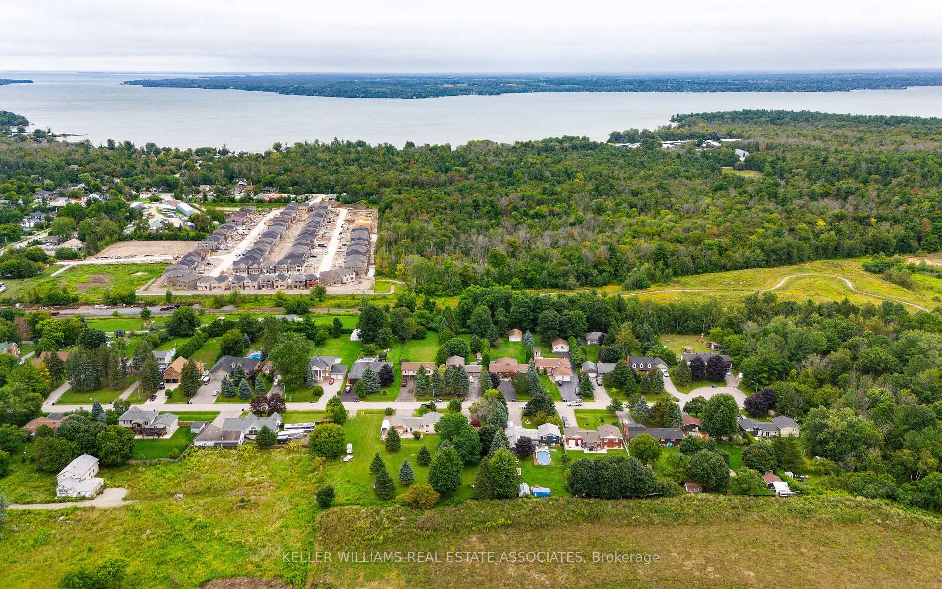 Photo 35 of 820 Church Dr S, Innisfil, Lefroy — HOMEH