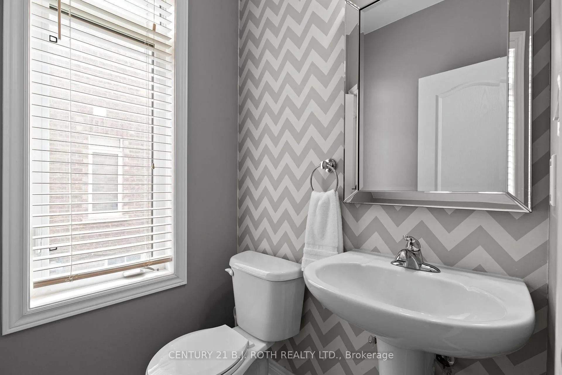 Photo 5 of 33 Snelgrove Crescent, Barrie, Sunnidale — HOMEH