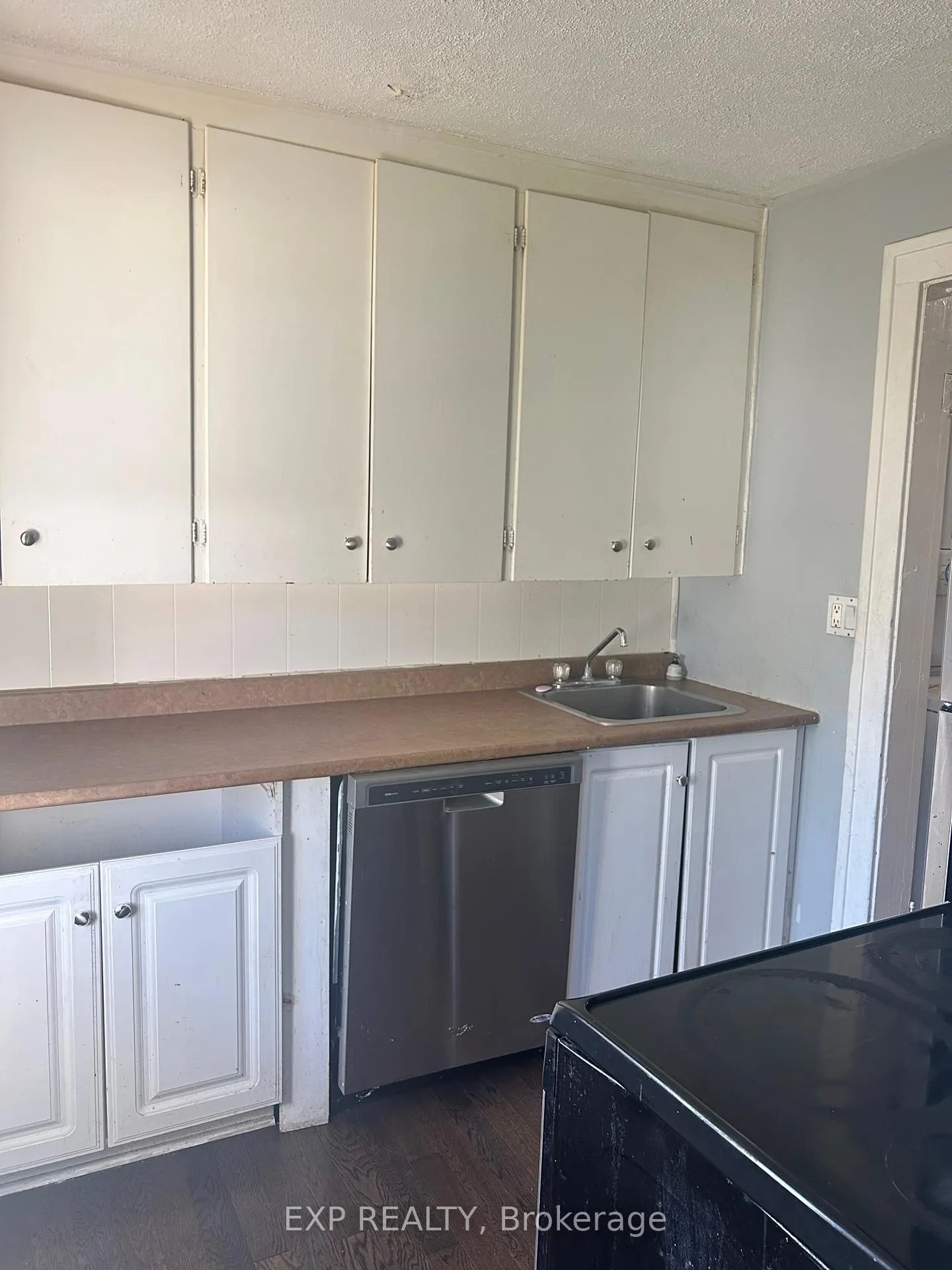 Photo 9 of 220 Mcewan Avenue, Windsor, Windsor University District — HOMEH