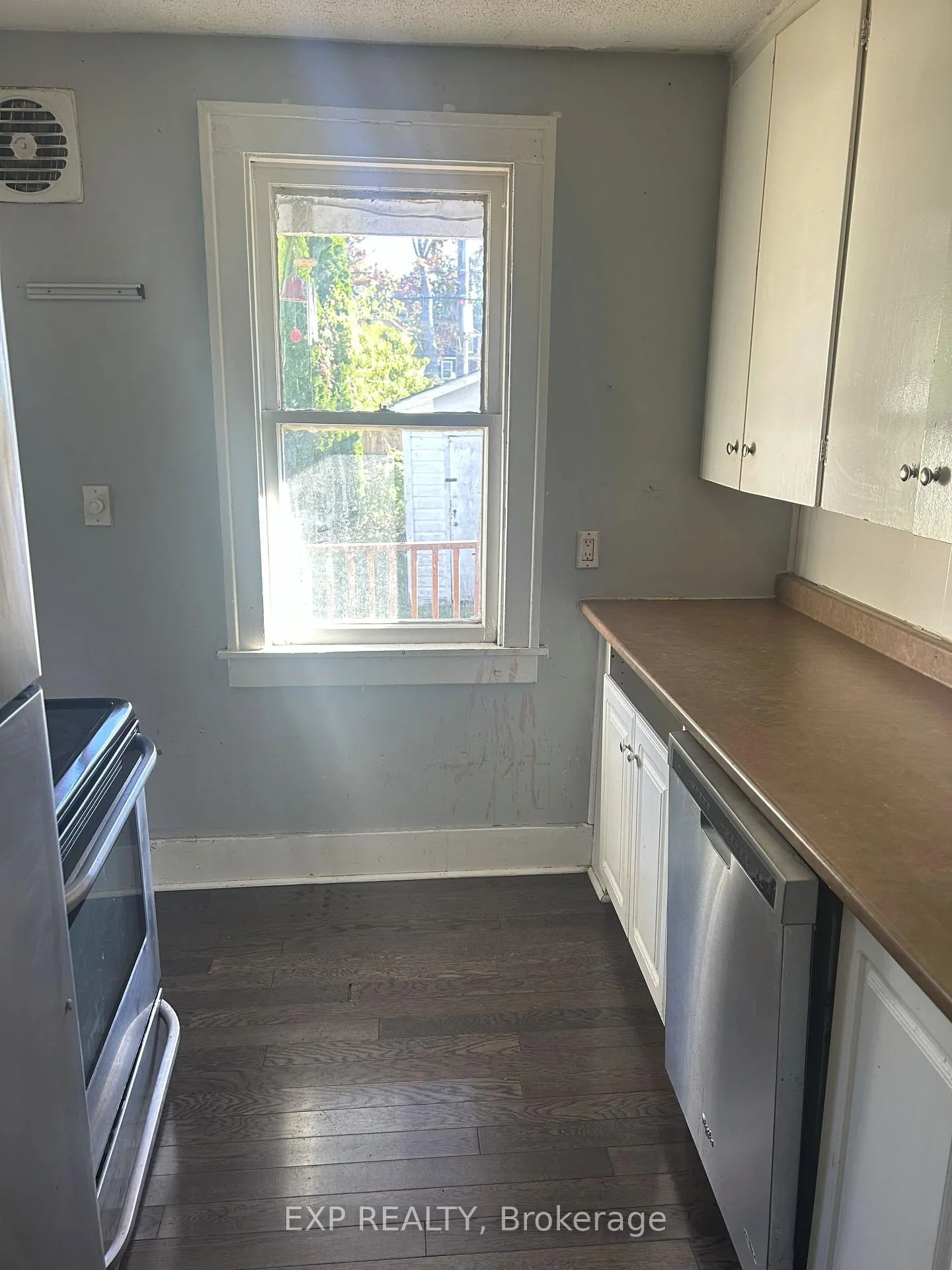 Photo 10 of 220 Mcewan Avenue, Windsor, Windsor University District — HOMEH