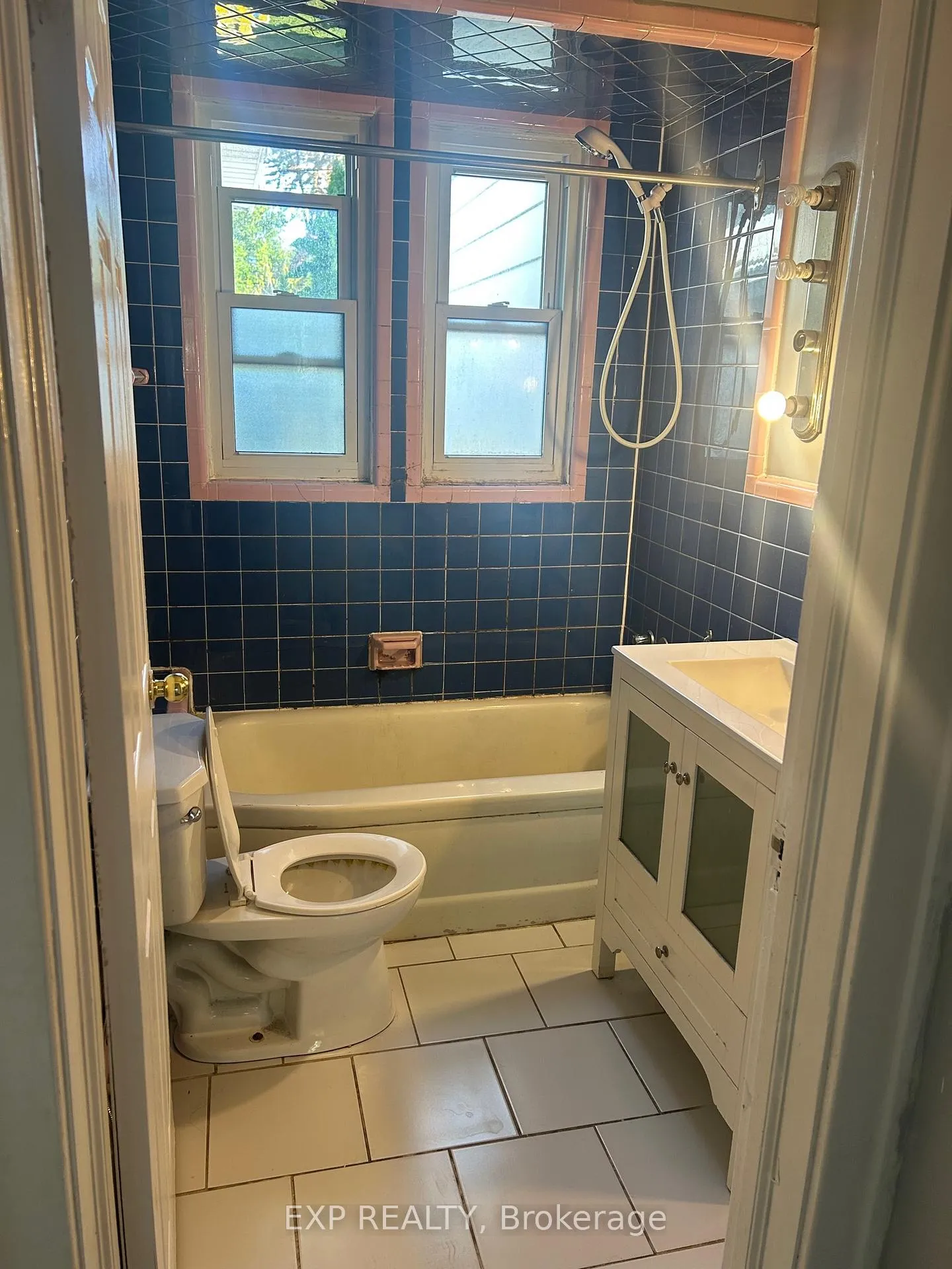 Photo 14 of 220 Mcewan Avenue, Windsor, Windsor University District — HOMEH