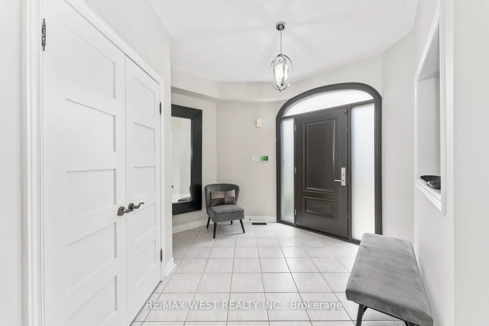 Photo 9 of 131 Cherokee Drive, Vaughan, Maple — HOMEH