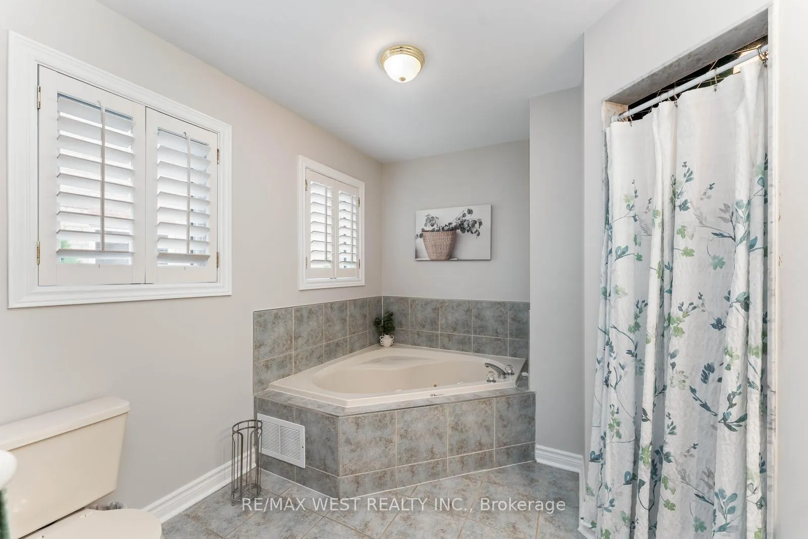 Photo 24 of 131 Cherokee Drive, Vaughan, Maple — HOMEH