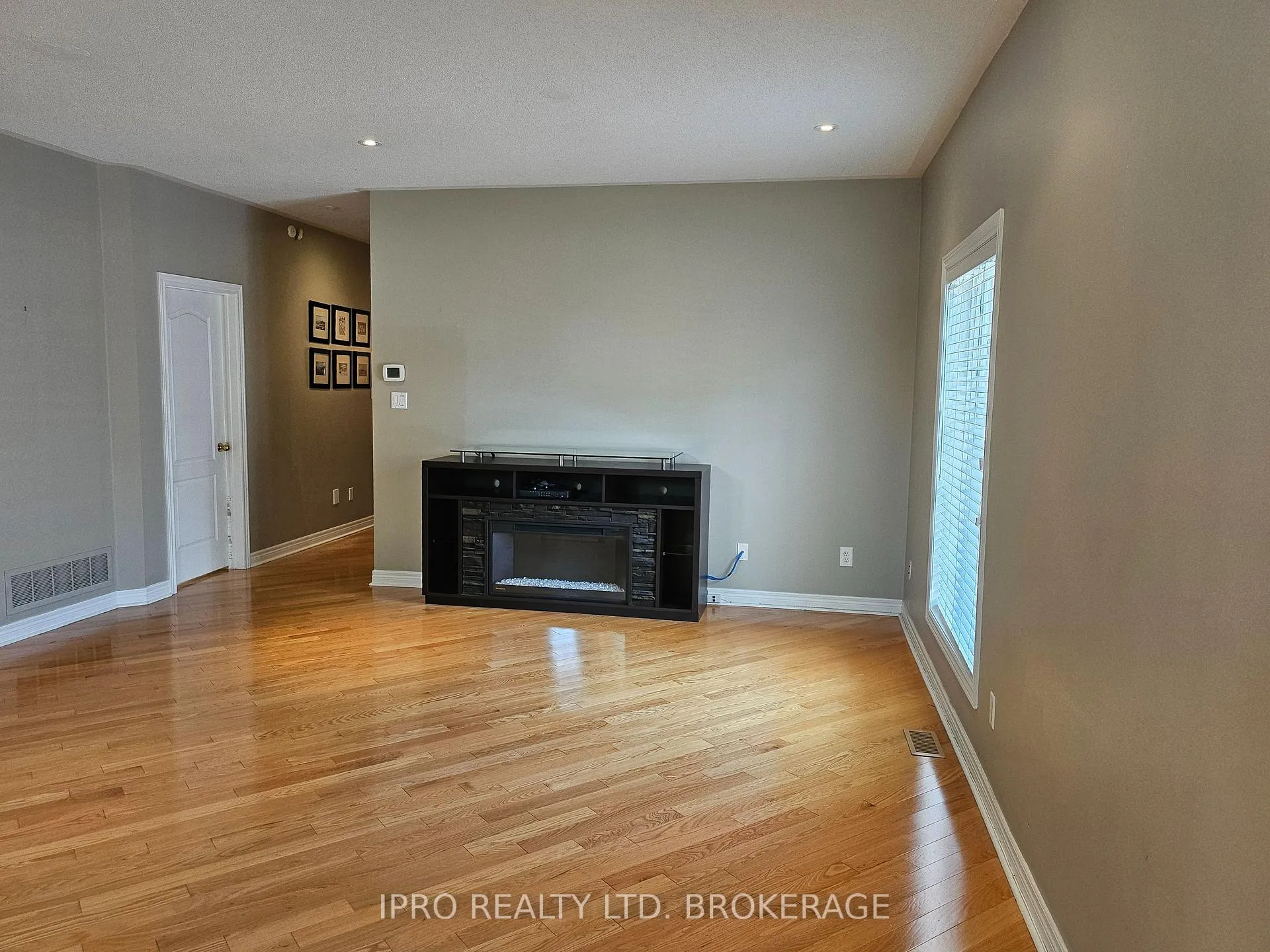 Photo 12 of 135 Michelle Drive, Vaughan, East Woodbridge — HOMEH