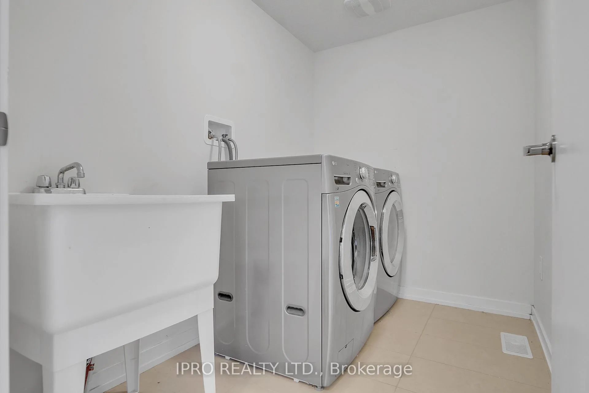 Photo 10 of 48 Prestwick Street, Hamilton, Stoney Creek Mountain — HOMEH