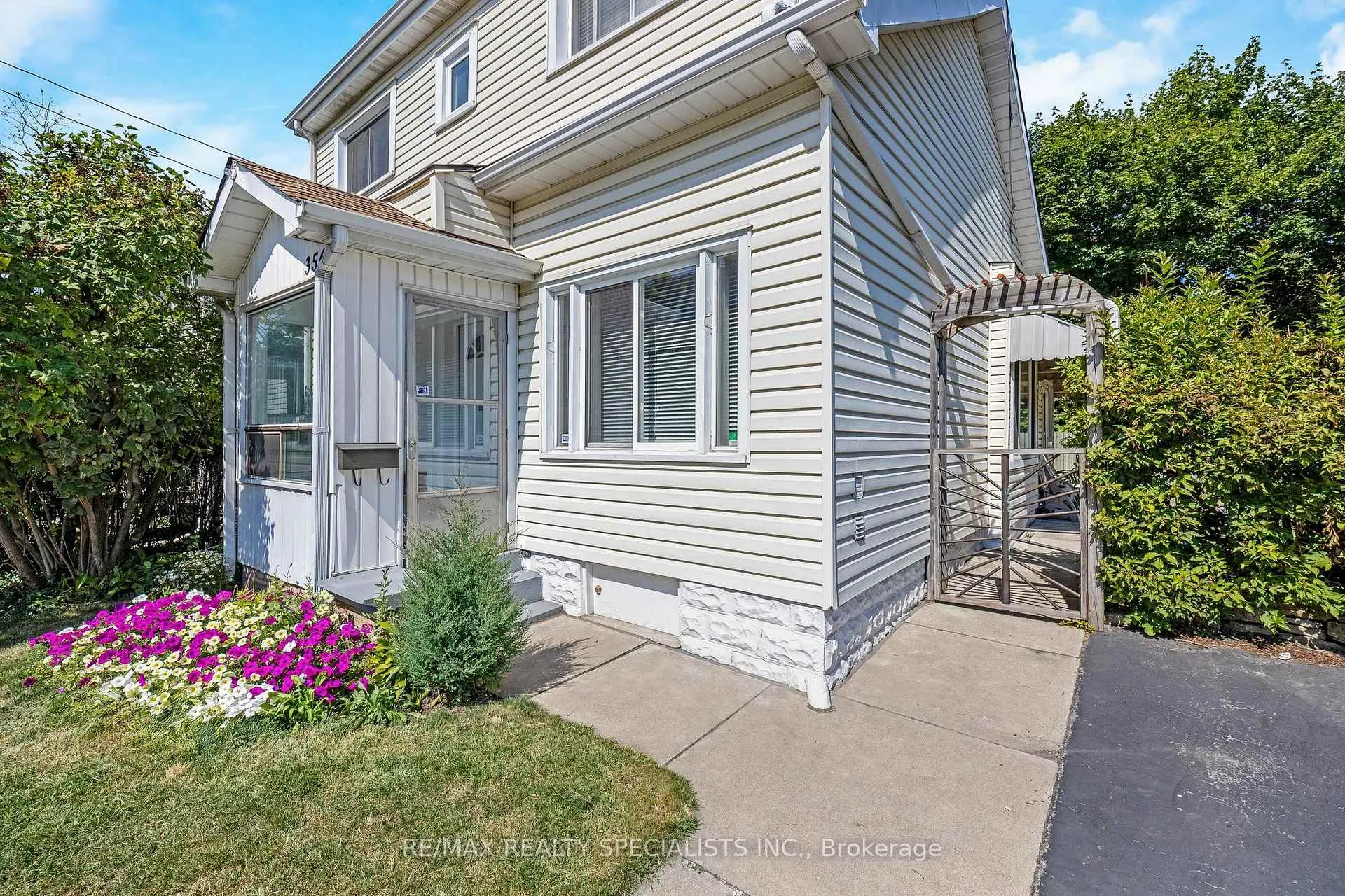 Photo 2 of 356 Hunter Street W, Hamilton, Kirkendall — HOMEH