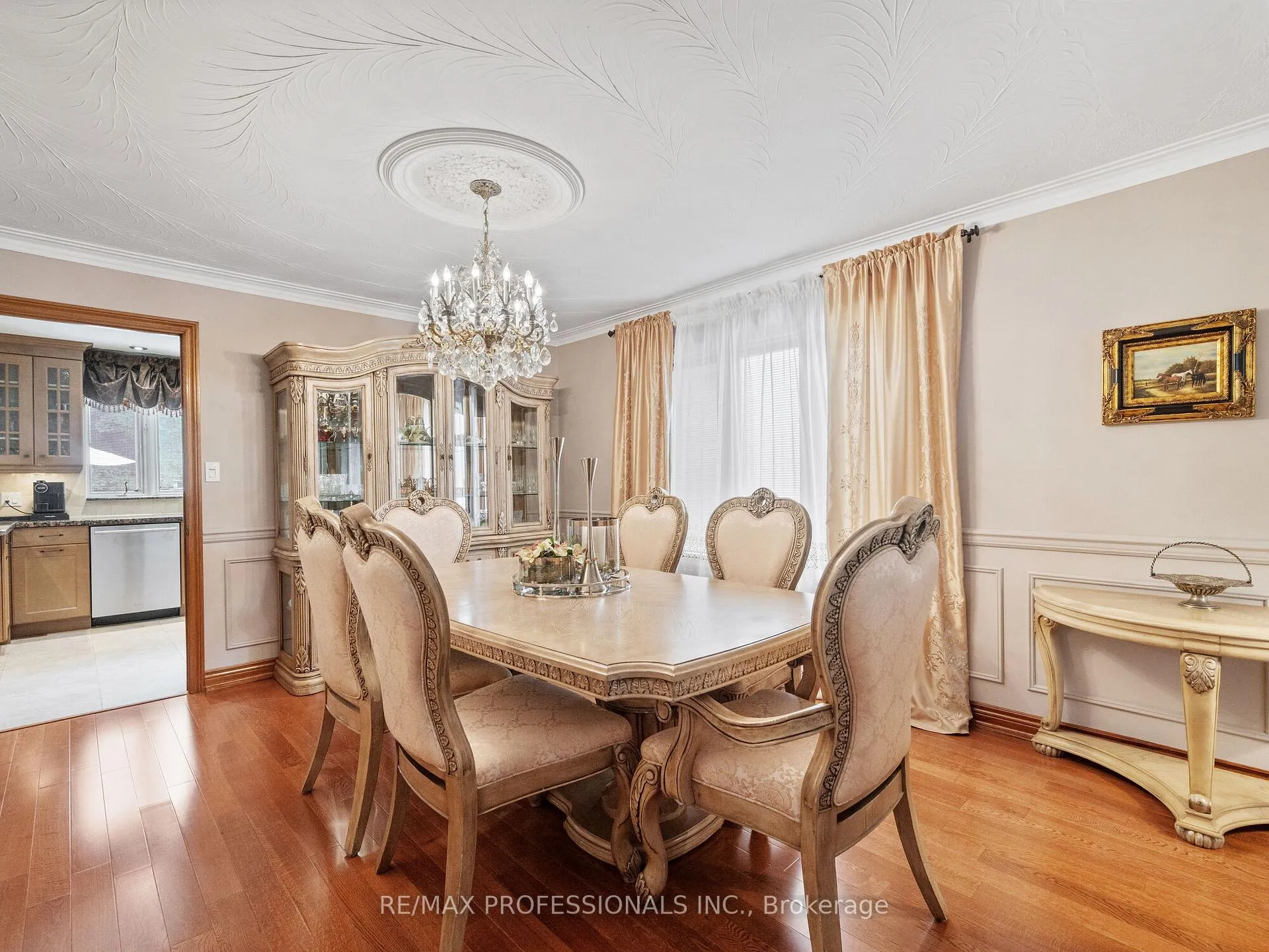 Photo 8 of 21 Majesty Court, Vaughan, East Woodbridge — HOMEH