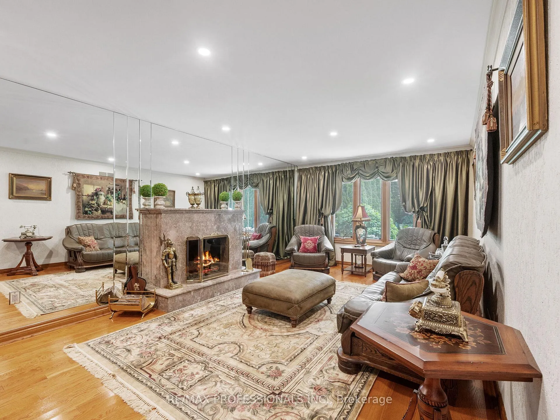 Photo 11 of 21 Majesty Court, Vaughan, East Woodbridge — HOMEH