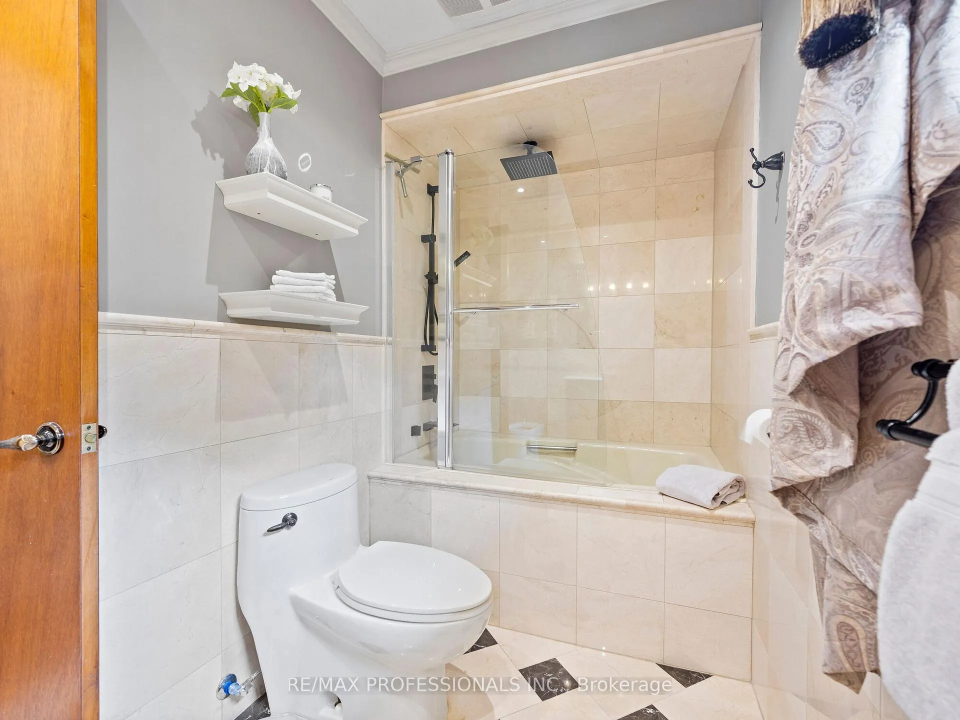 Photo 20 of 21 Majesty Court, Vaughan, East Woodbridge — HOMEH