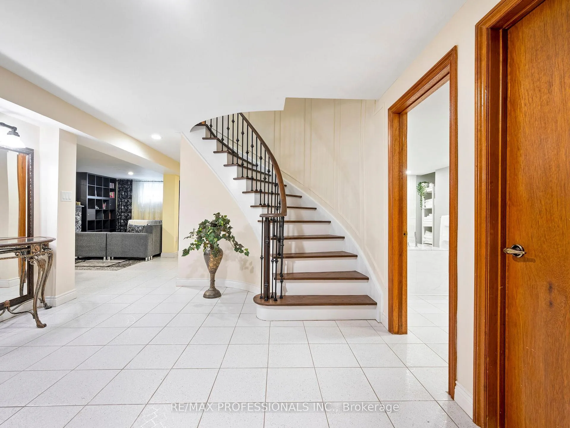 Photo 25 of 21 Majesty Court, Vaughan, East Woodbridge — HOMEH