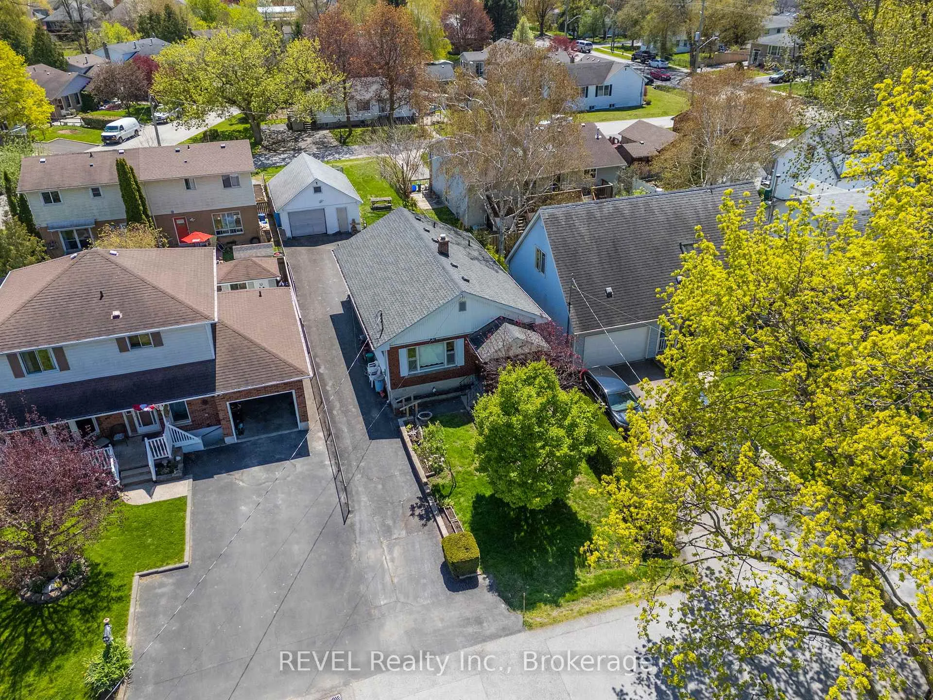 Photo 7 of 51 Runcorn Street, St. Catharines, Port Weller — HOMEH